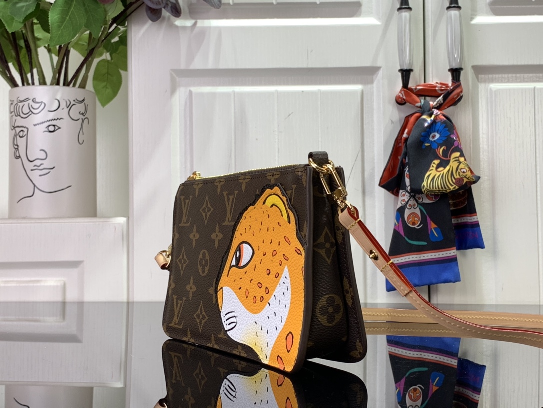 LOUIS VUITTON Lexington Pouch M83685