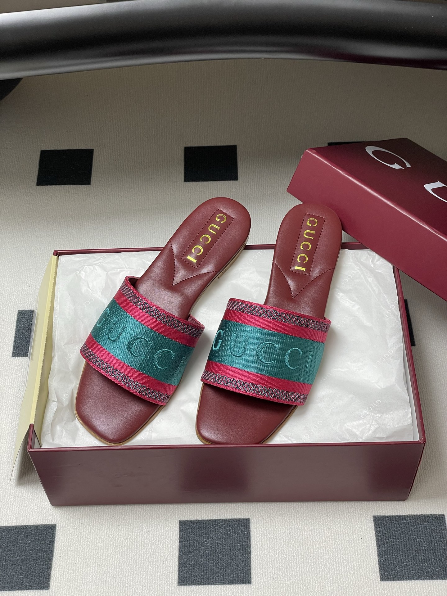 Gucci Letter Embroidered Flat Slippers