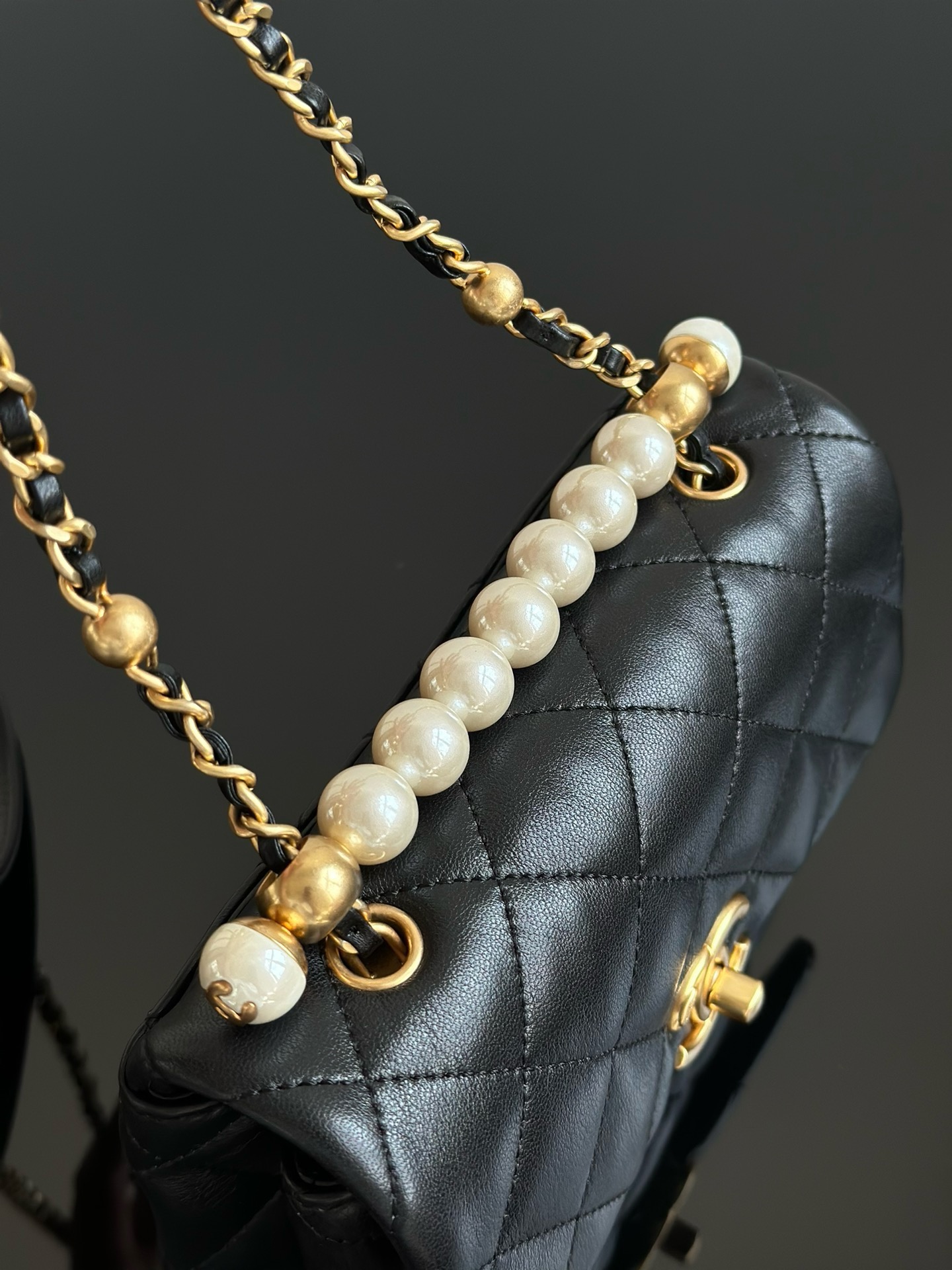 Chanel24a pearl handle flap bag