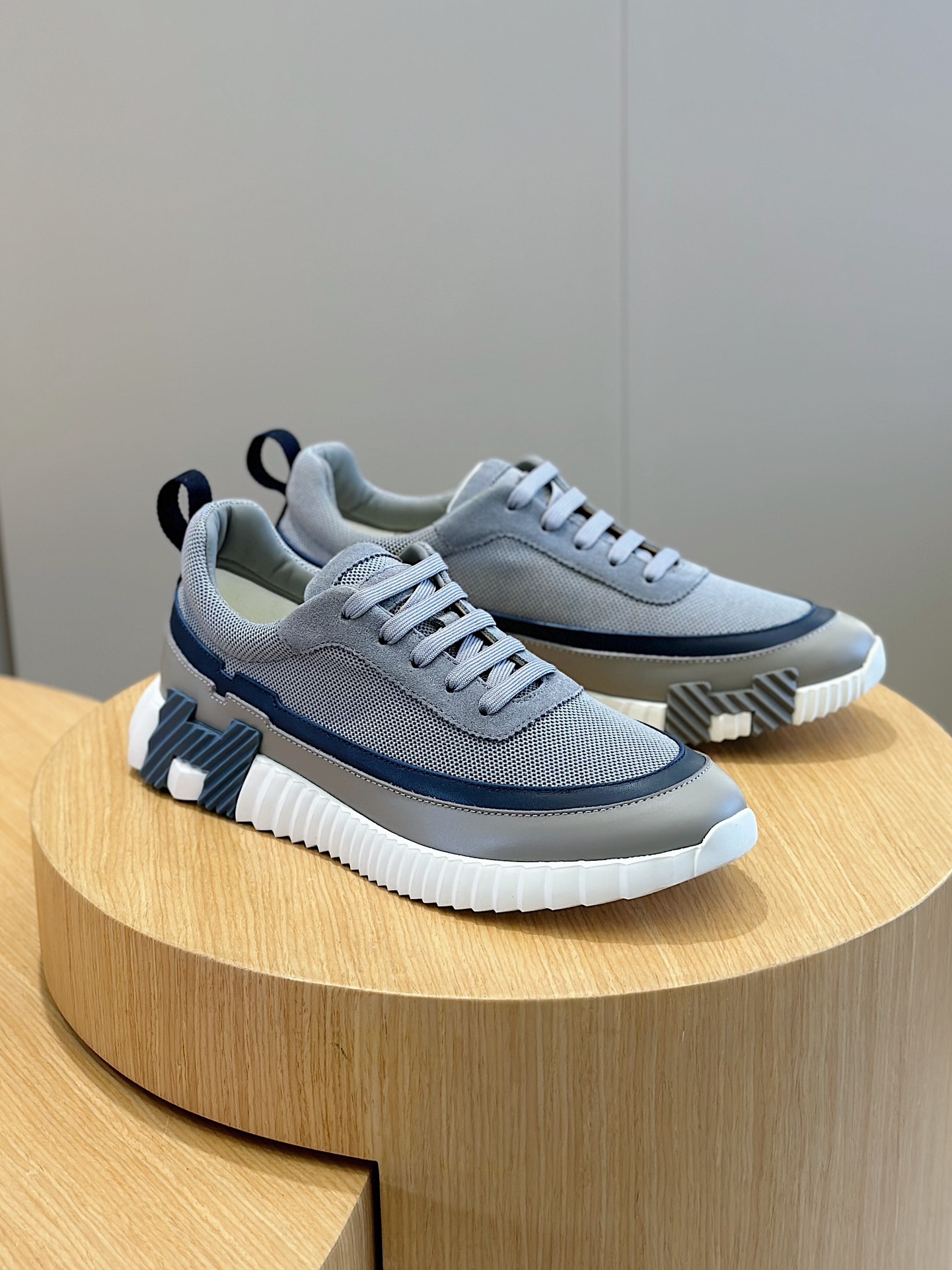 Bouncing sneakers for men