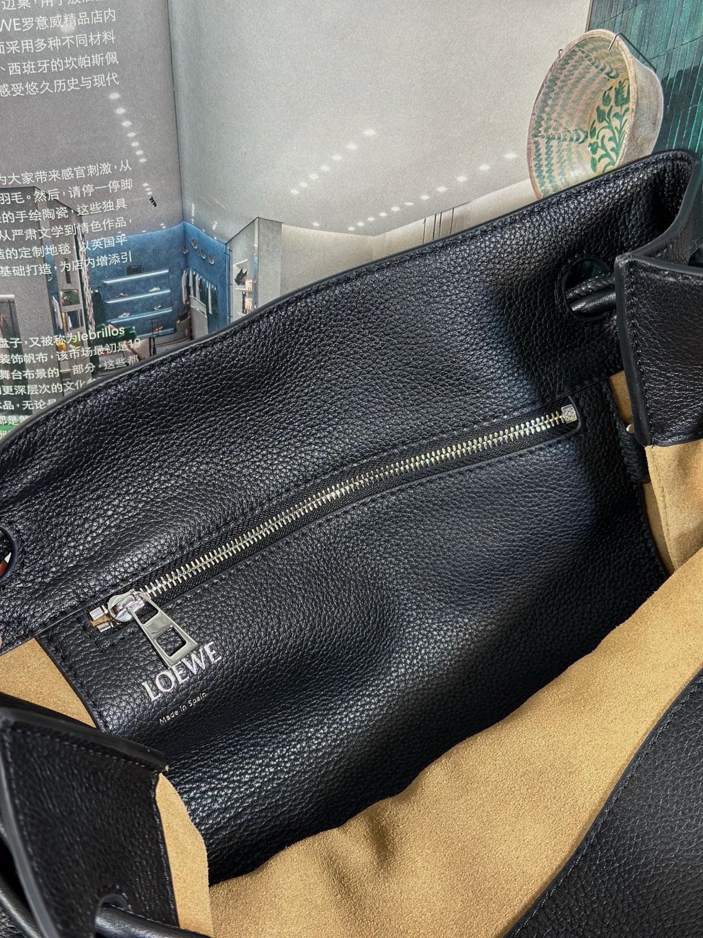 LOEWE Pebble Pouch (Large, Black)