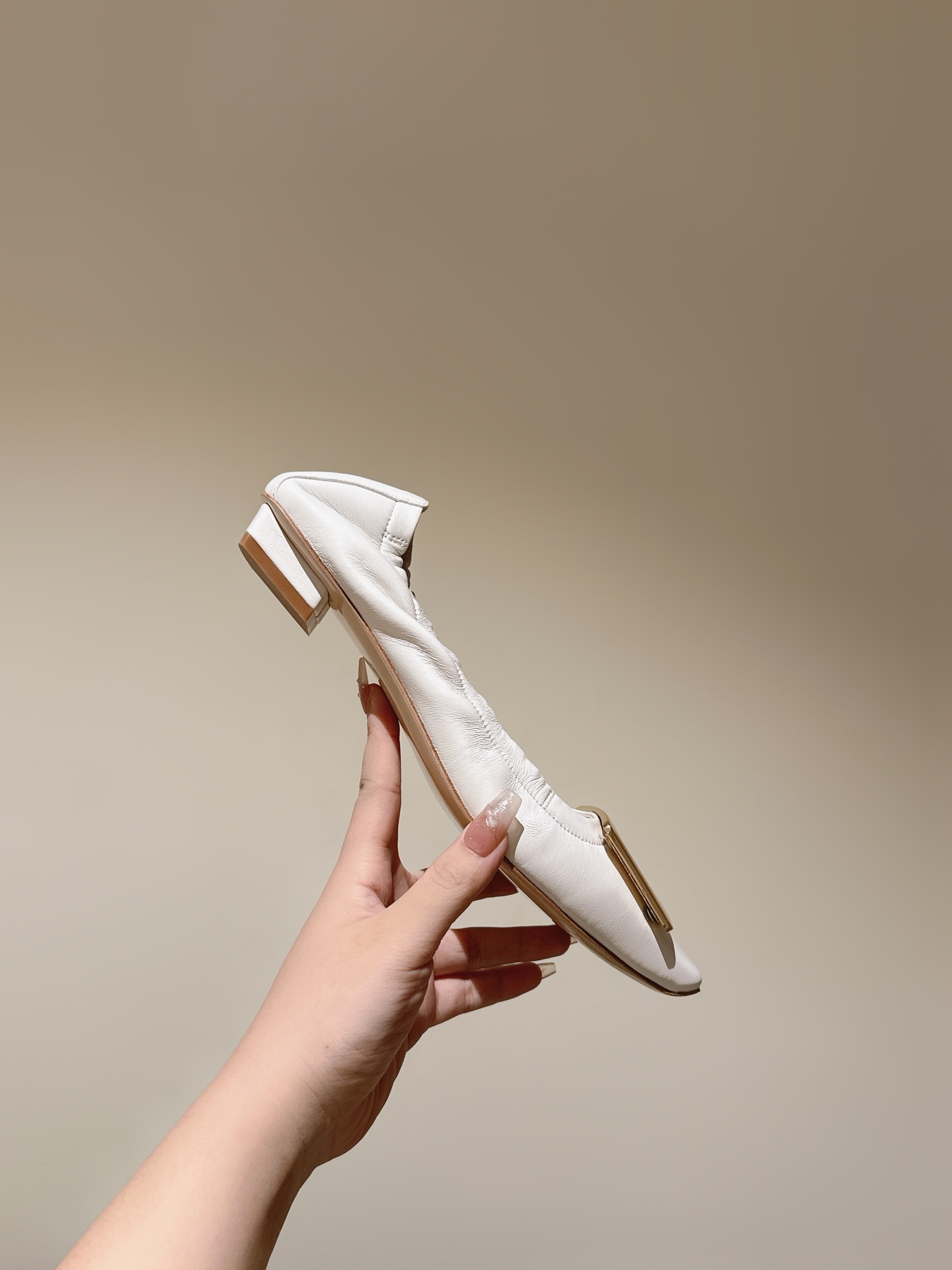 2024roger vivier new arrival-white