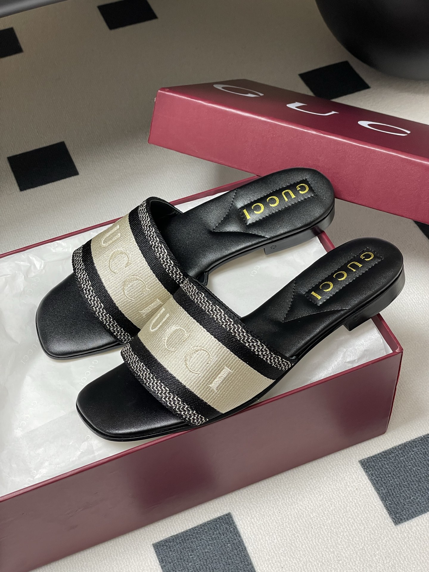 Gucci Letter Embroidered Flat Slippers