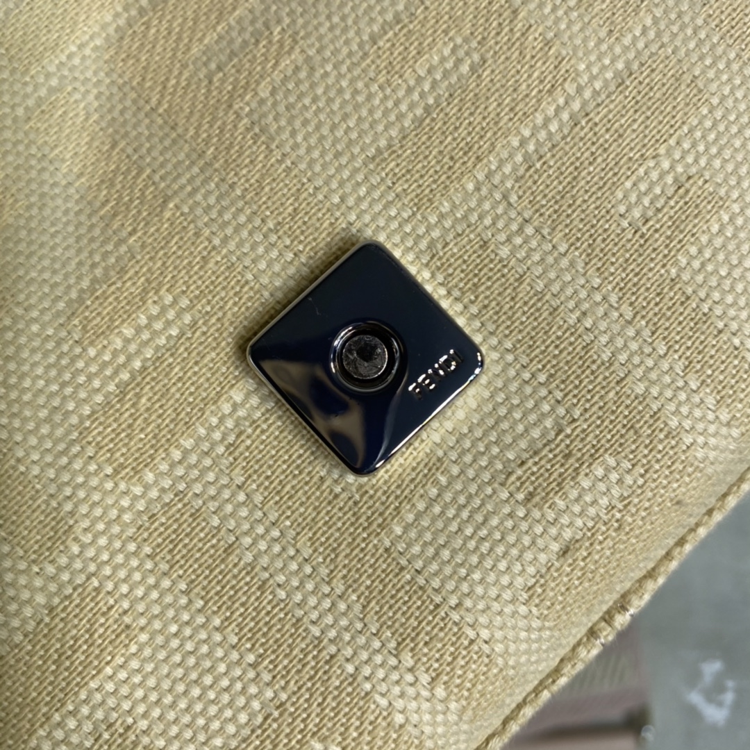 FENDI-1288F Baguette Bag-white