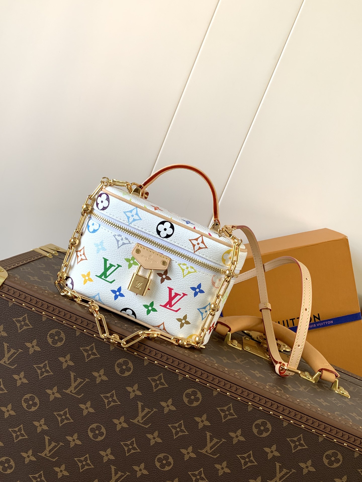 M13662 LV x TM Vanity Chain Pouch