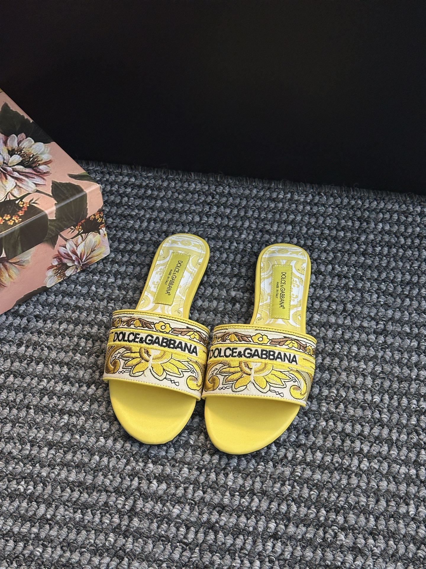 𝐃𝐎𝐋𝐂𝐄 & 𝐆𝐀𝐁𝐁𝐀𝐍𝐀 Summer Fashion Slides – LGOG Celebrity Style