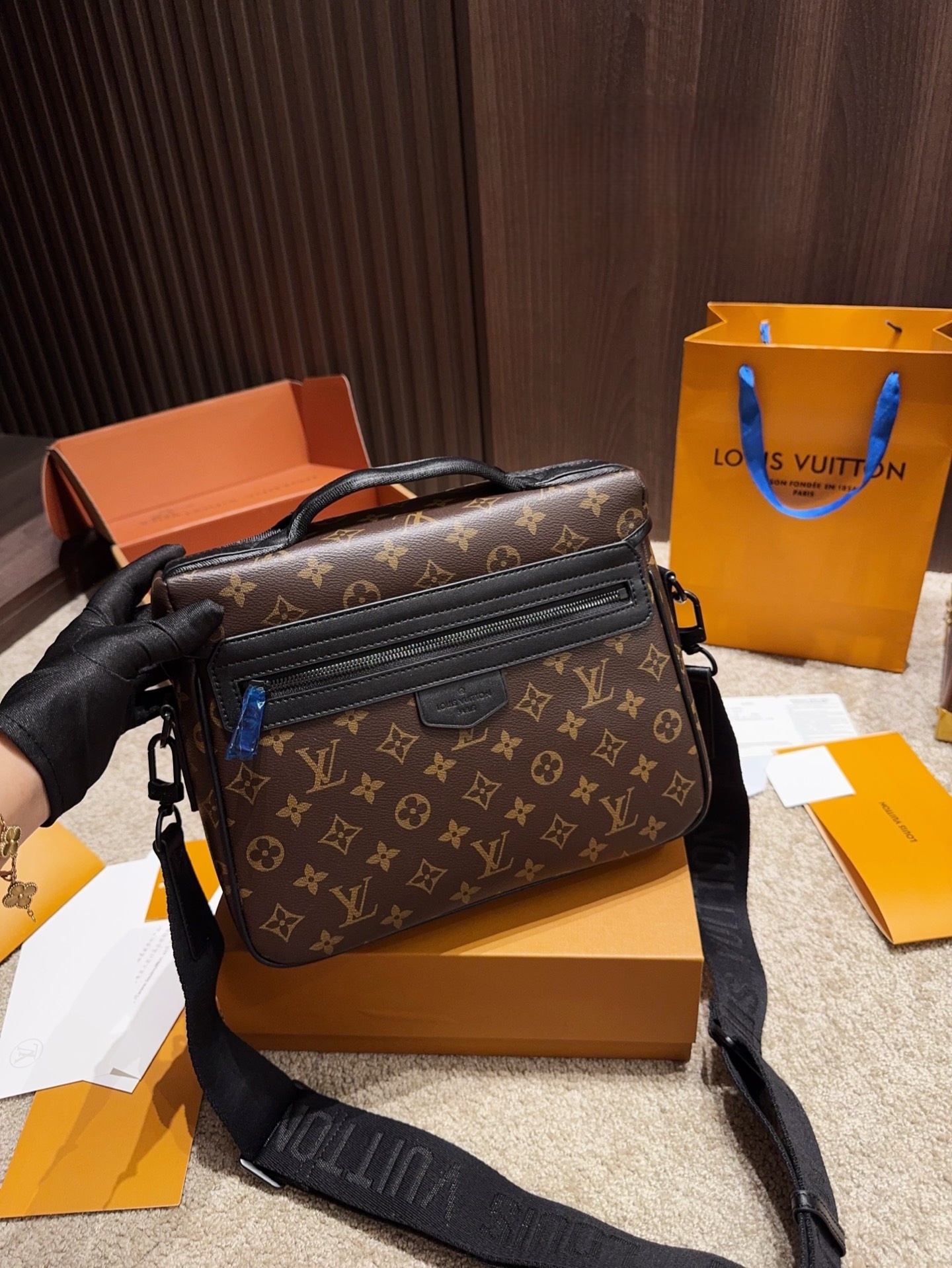 M46972 LV Trail Messenger