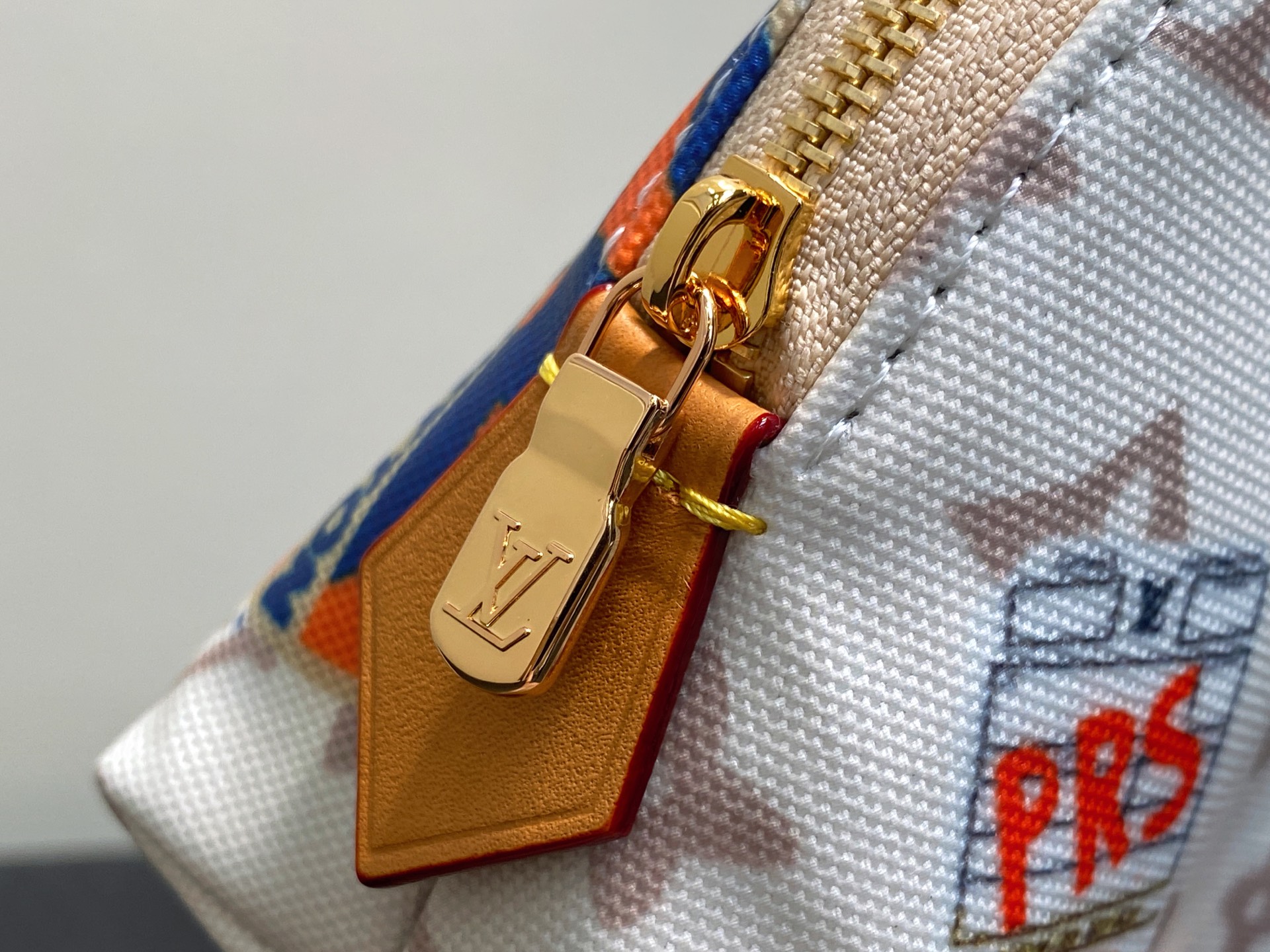 Louis Vuitton M14909 Pochette Cosmétique