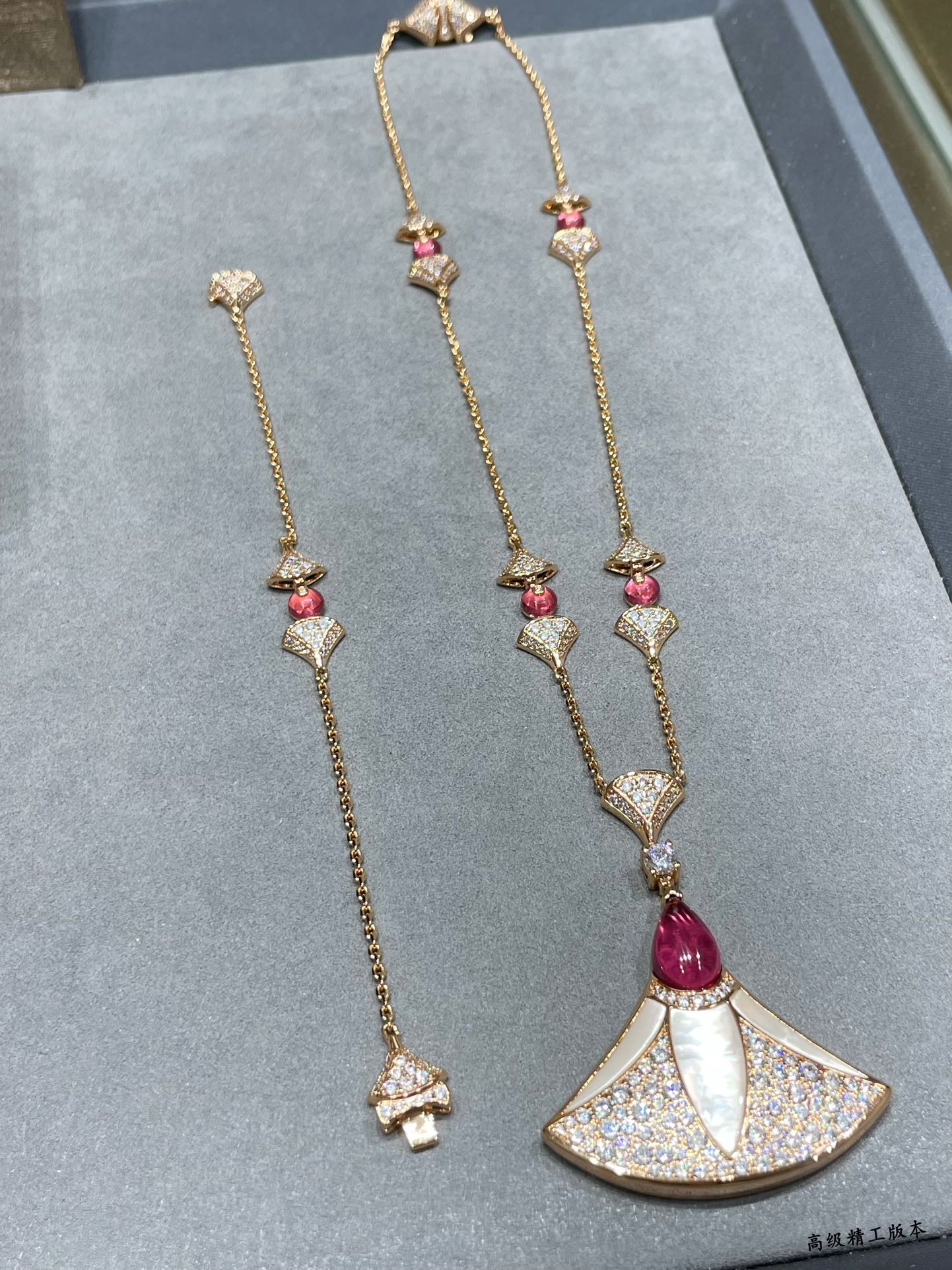 High-end Roman fan necklace