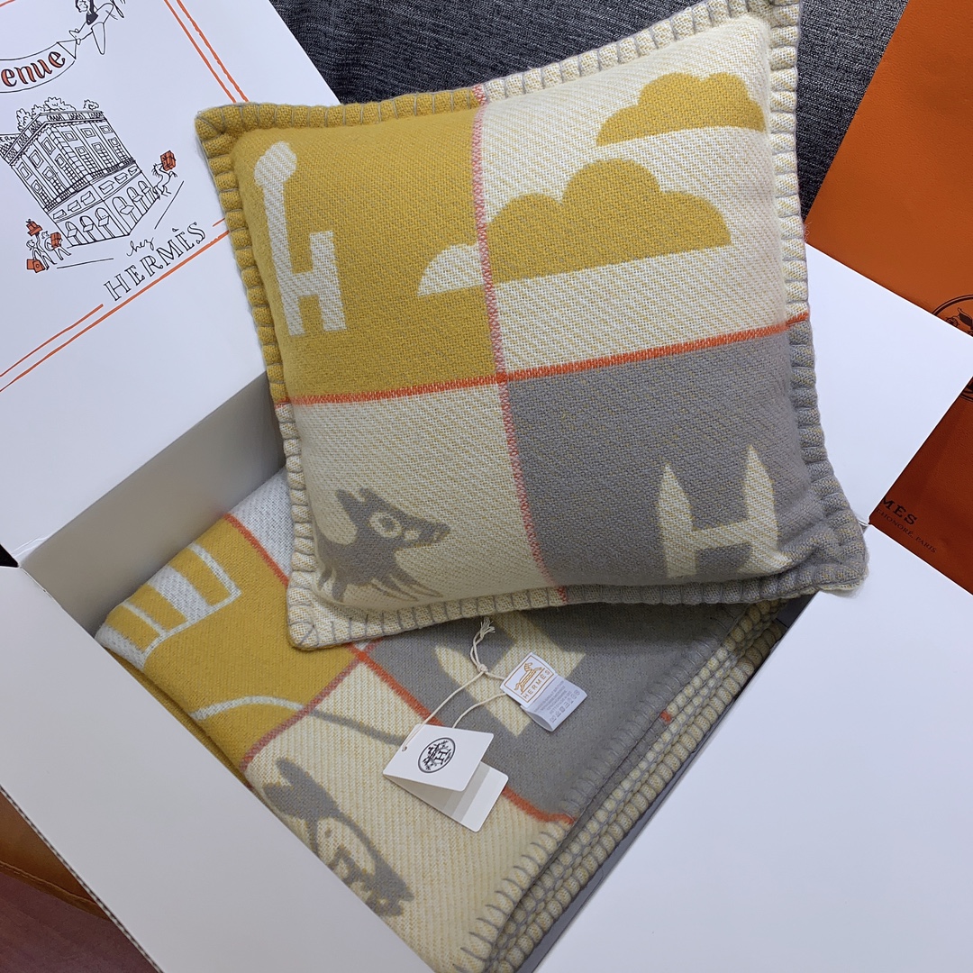 Hermès Blanket & Cushion Set