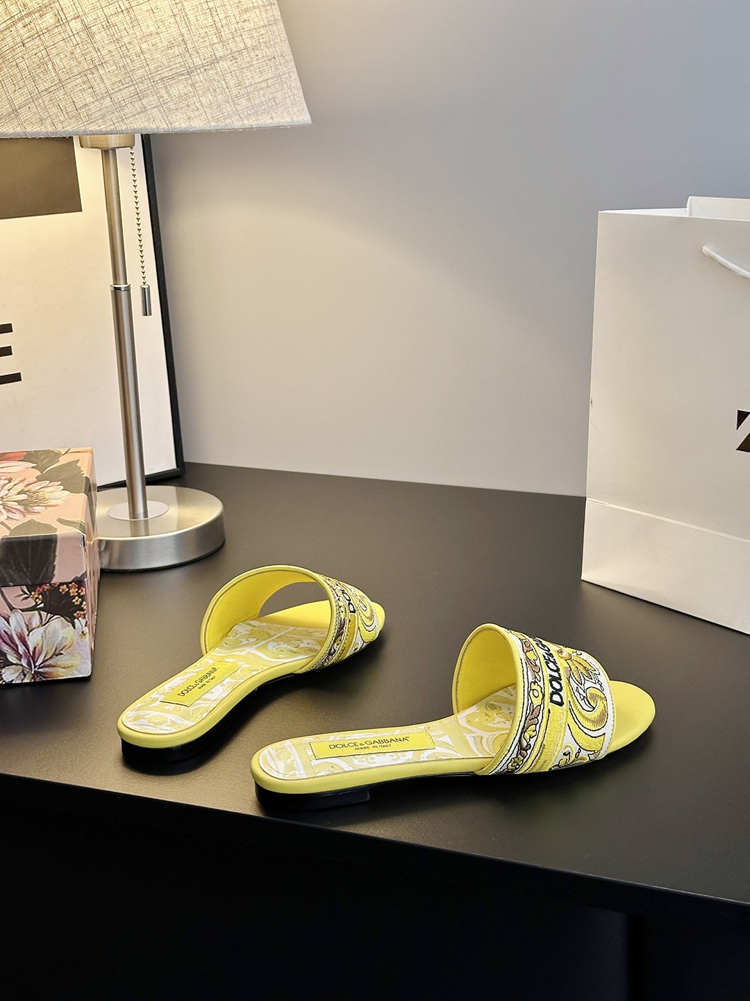 𝐃𝐎𝐋𝐂𝐄 & 𝐆𝐀𝐁𝐁𝐀𝐍𝐀 Summer Fashion Slides – LGOG Celebrity Style