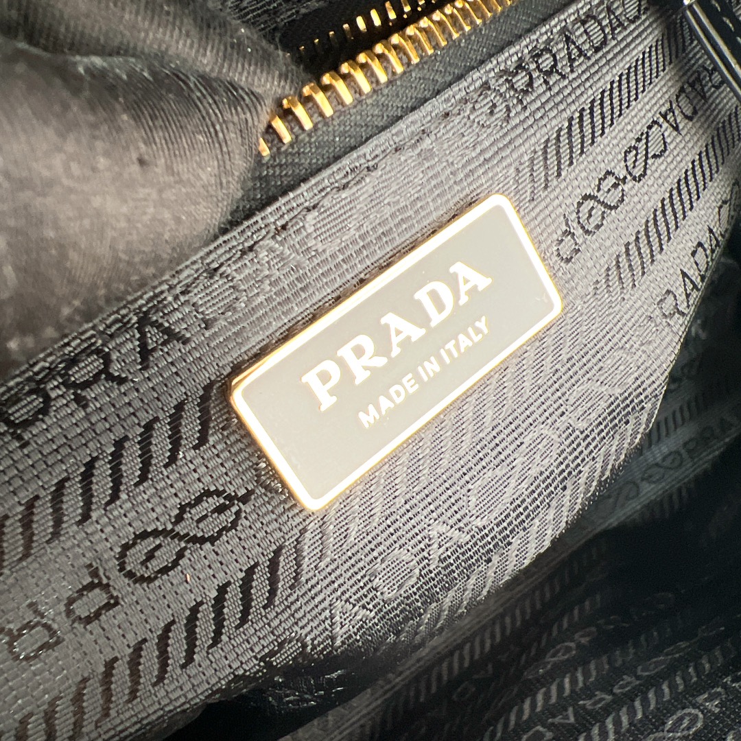 Prada-2025 Oil-Wax Leather Dangel Bag 1BB138-Black