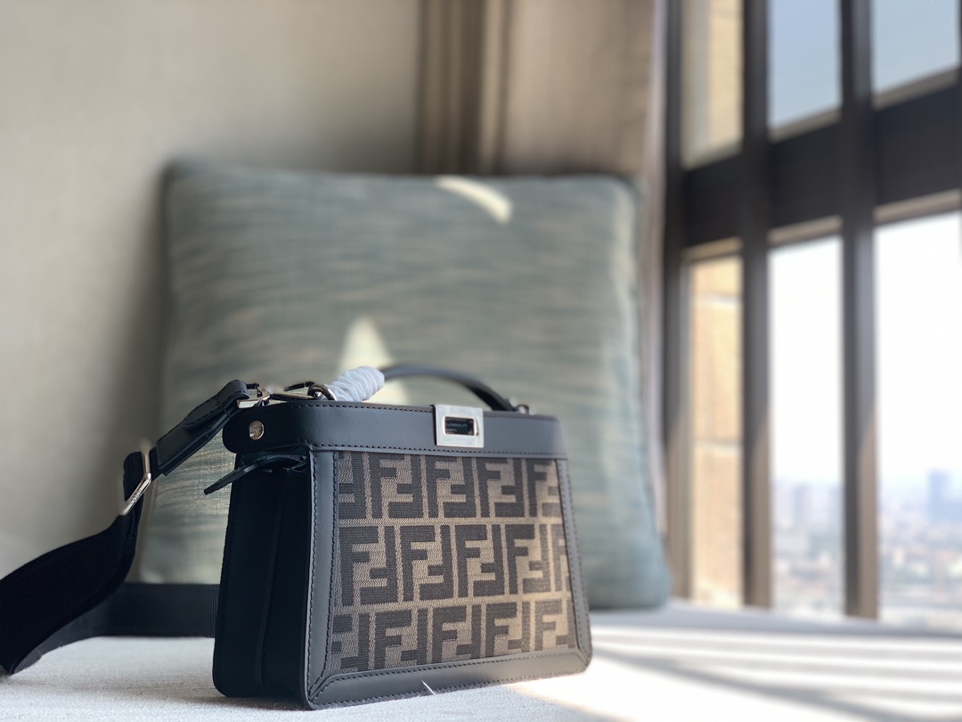 Peekaboo ISeeU XCross Handbag