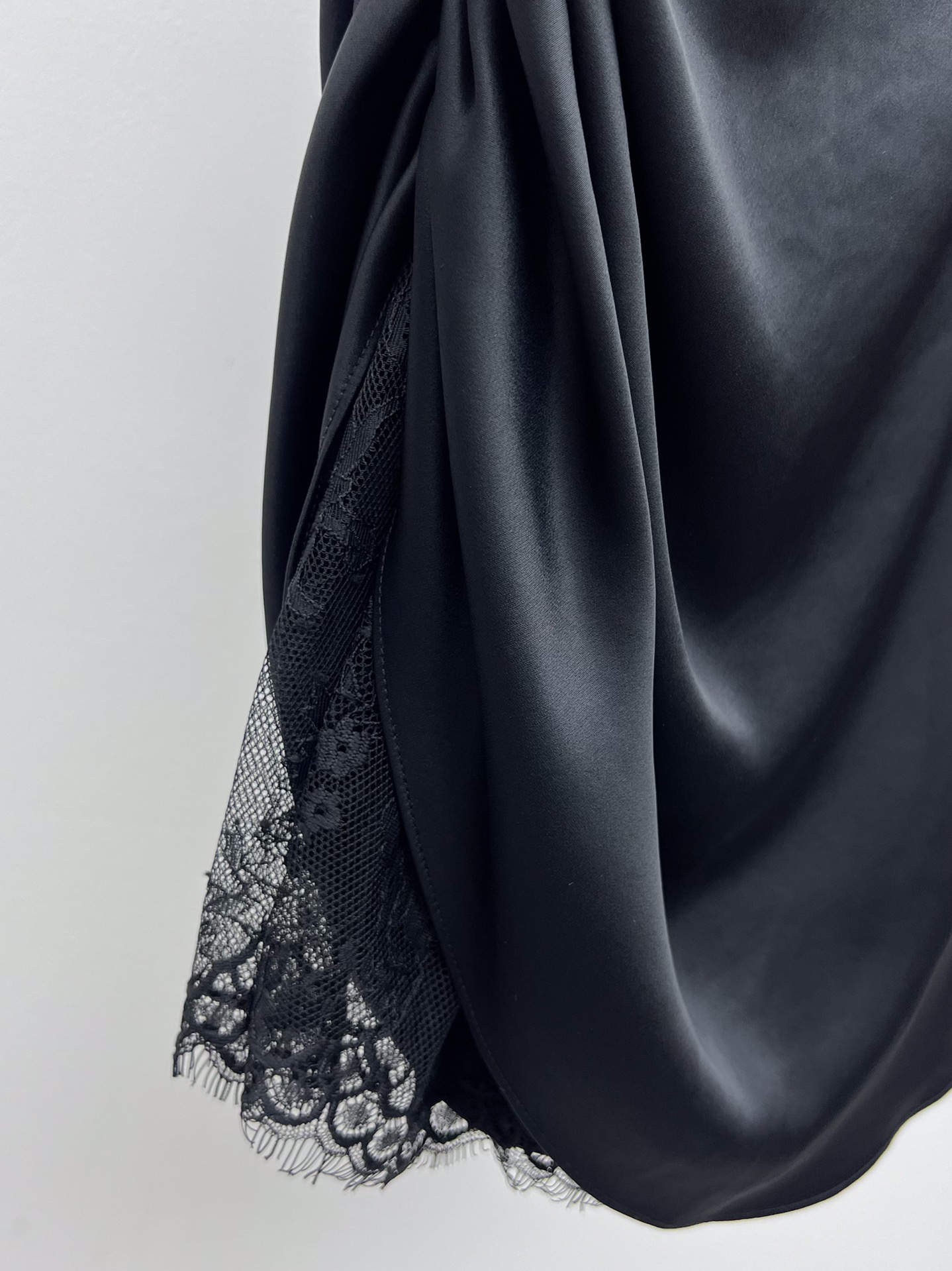 𝗦𝗔𝗜𝗡𝗧 𝗟𝗔𝗨𝗥𝗘𝗡𝗧 Satin and Lace Strapless Dress