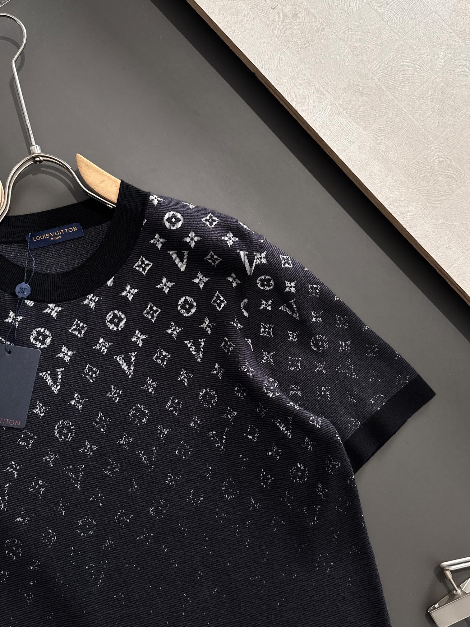 LV - round neck knitted wool short sleeve-black