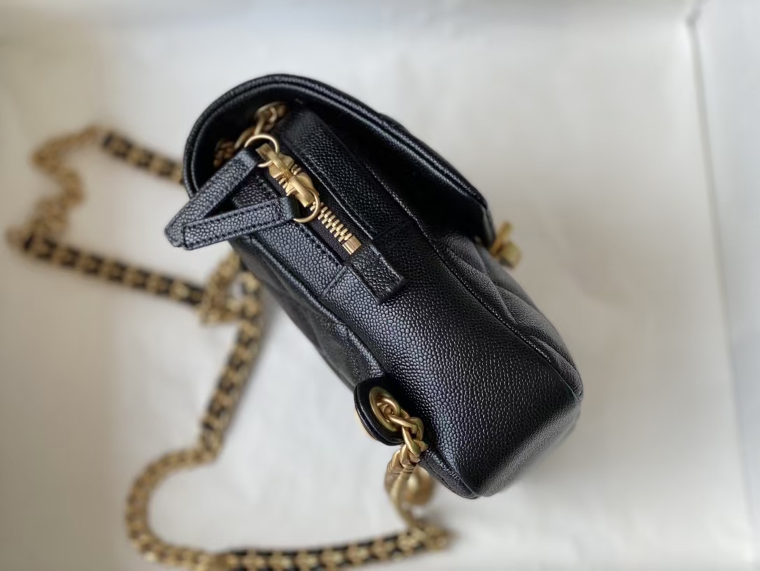 𝗖𝗛𝗔𝗡𝗘𝗟 22P retro black backpack