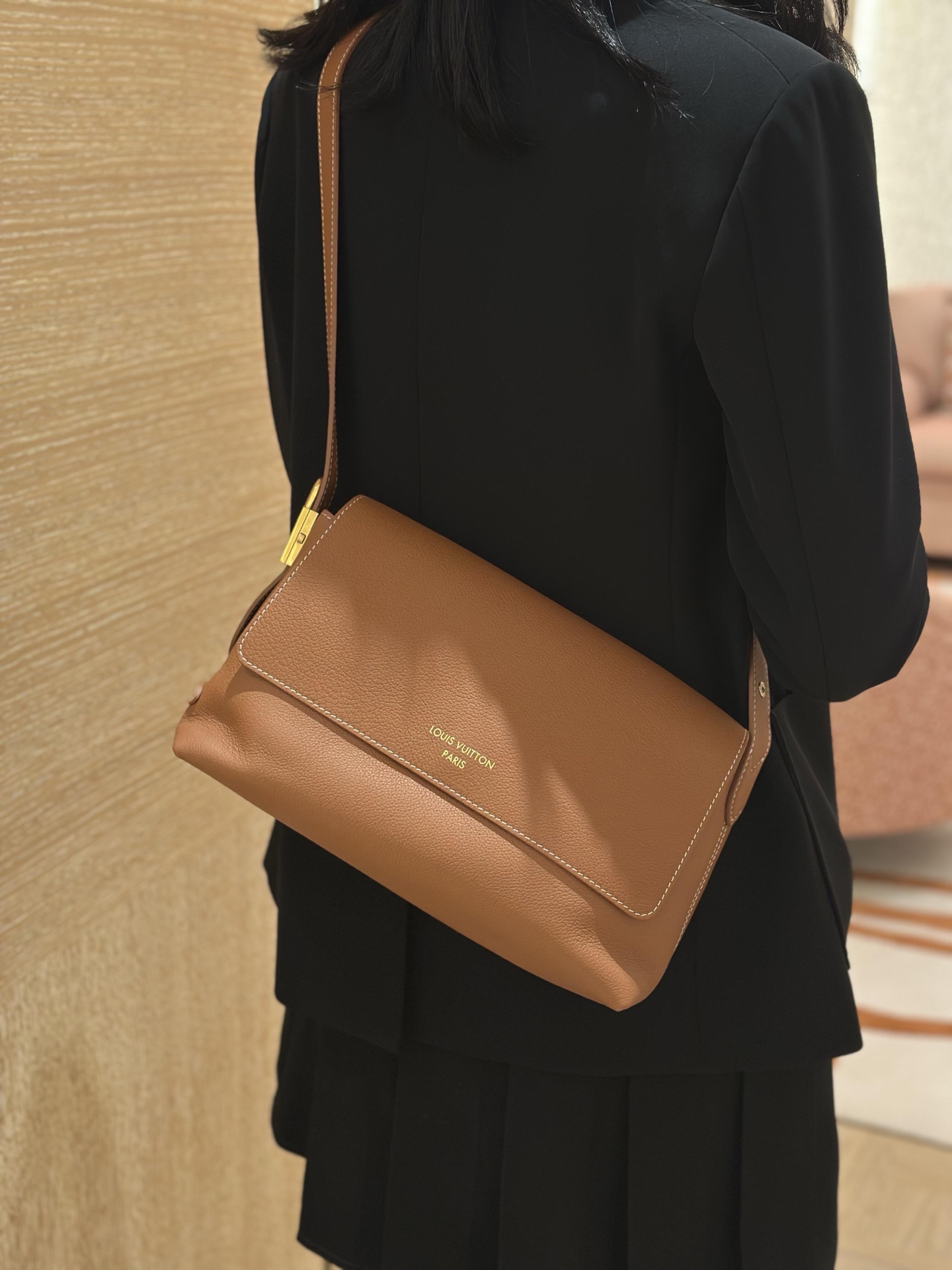 LV M13151 Low Key Messenger