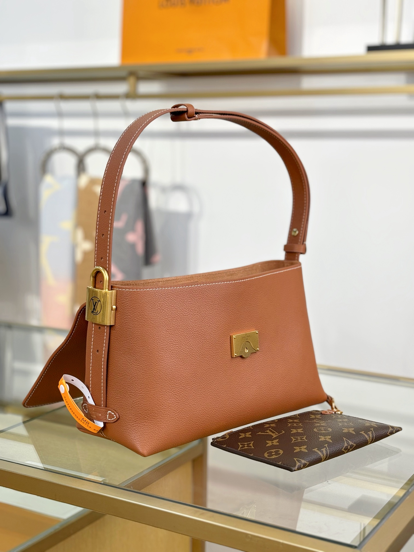 LV M13151 Low Key Messenger