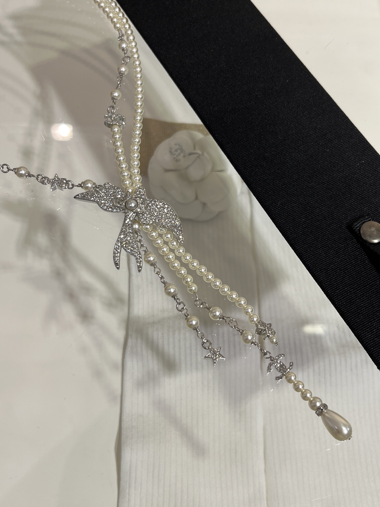 CHANEL 25S New Silver Bird-Inspired Double C Pearl Necklace / Sweater Chain