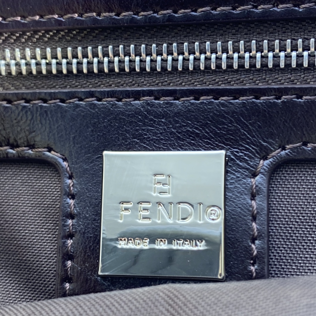 FENDI-1288F Baguette Bag-white