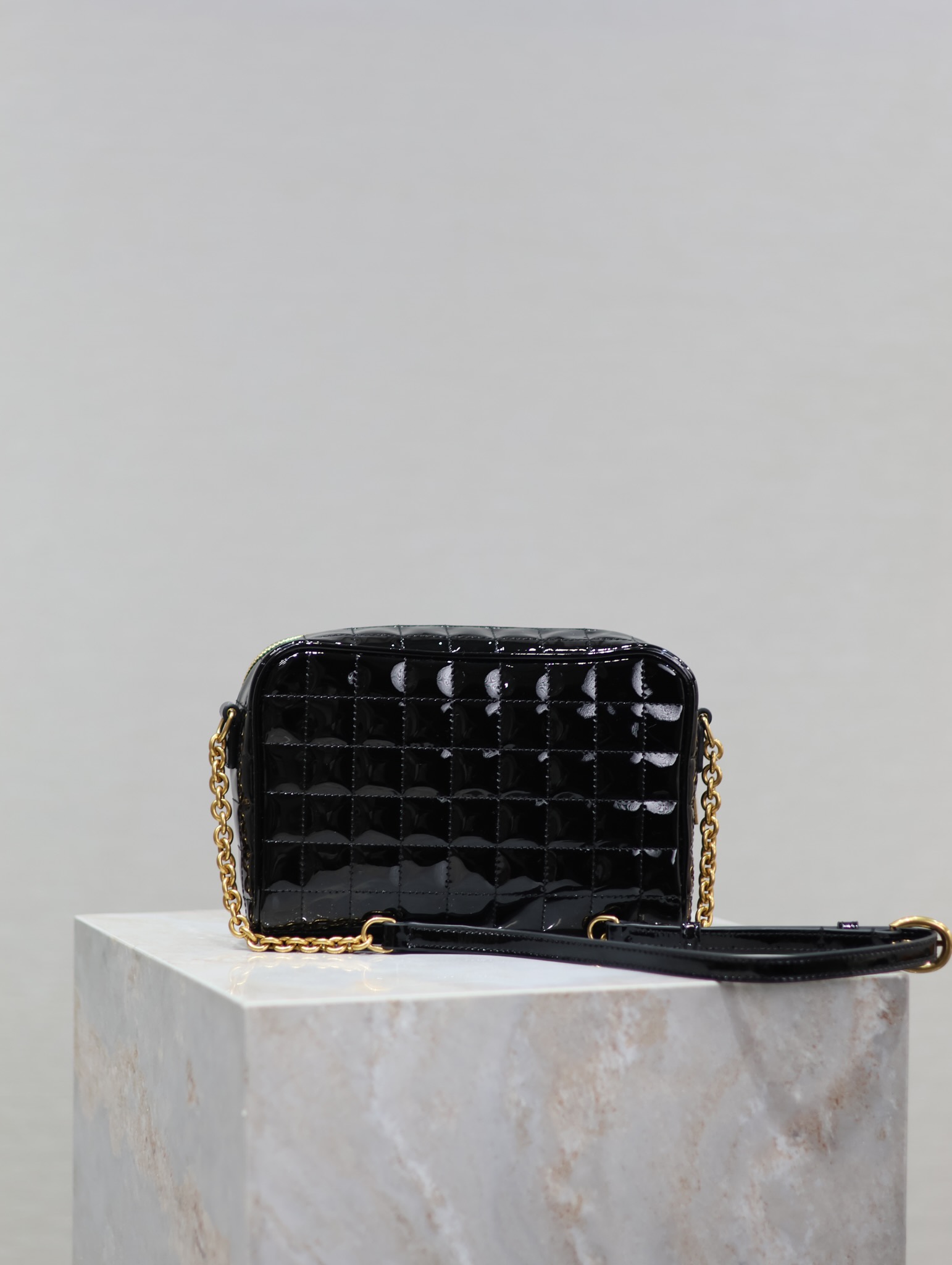 LE CASSANDRE MATELASSÉ CARRÉ Lambskin Camera Bag