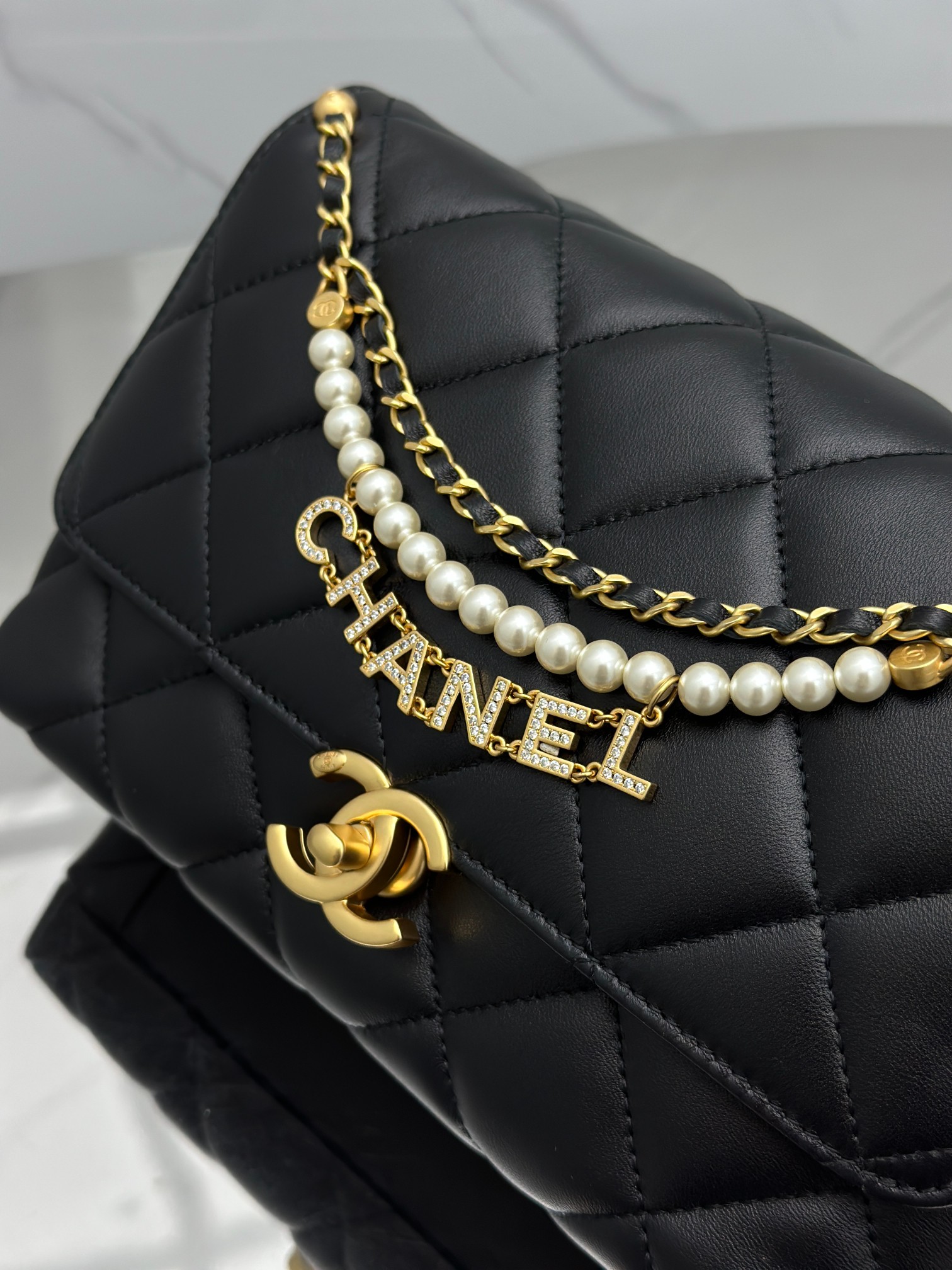 chanel24A pearl chain bag