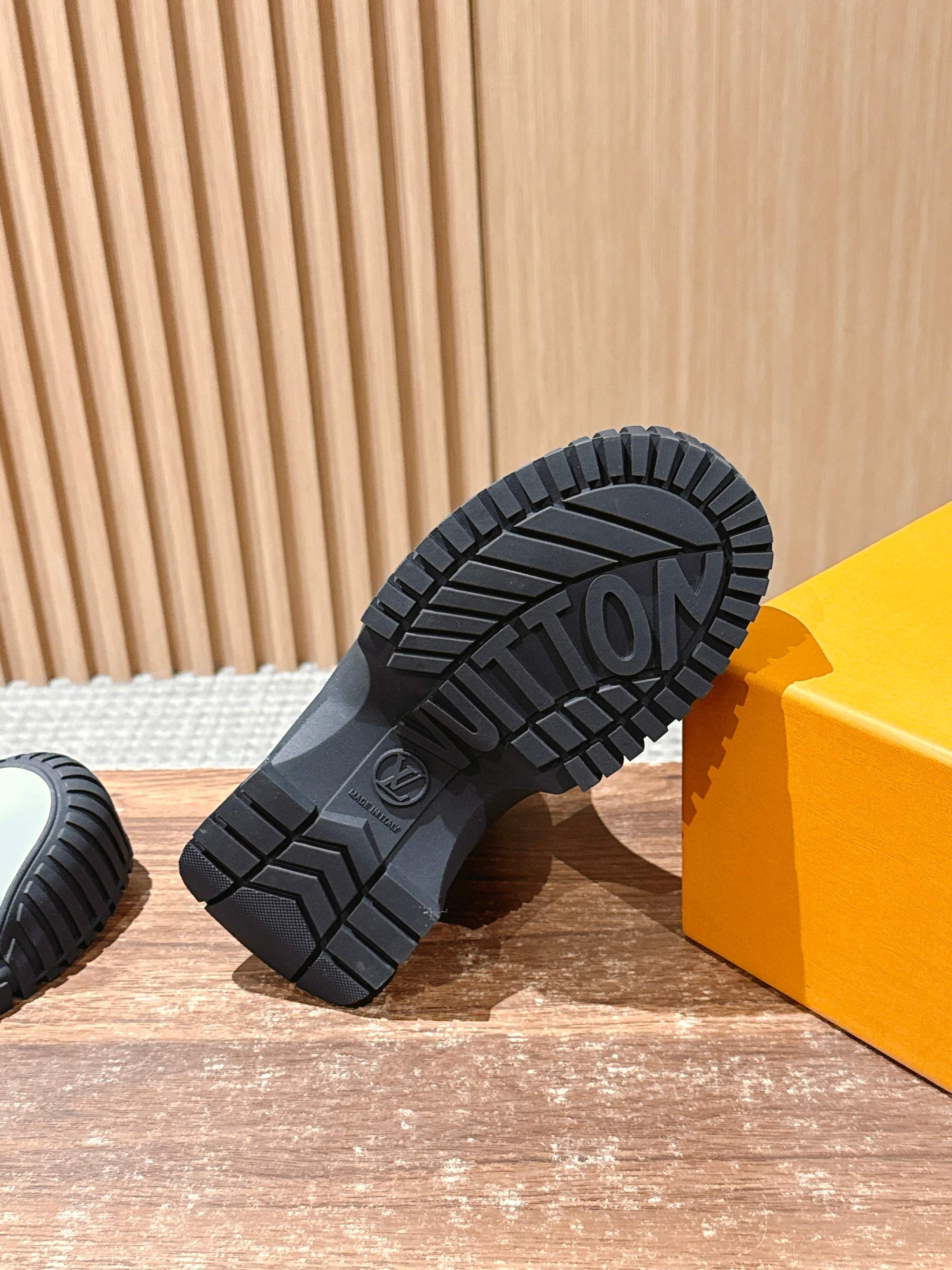 LV 1AB0G2 Ruby Flat Ankle Boots