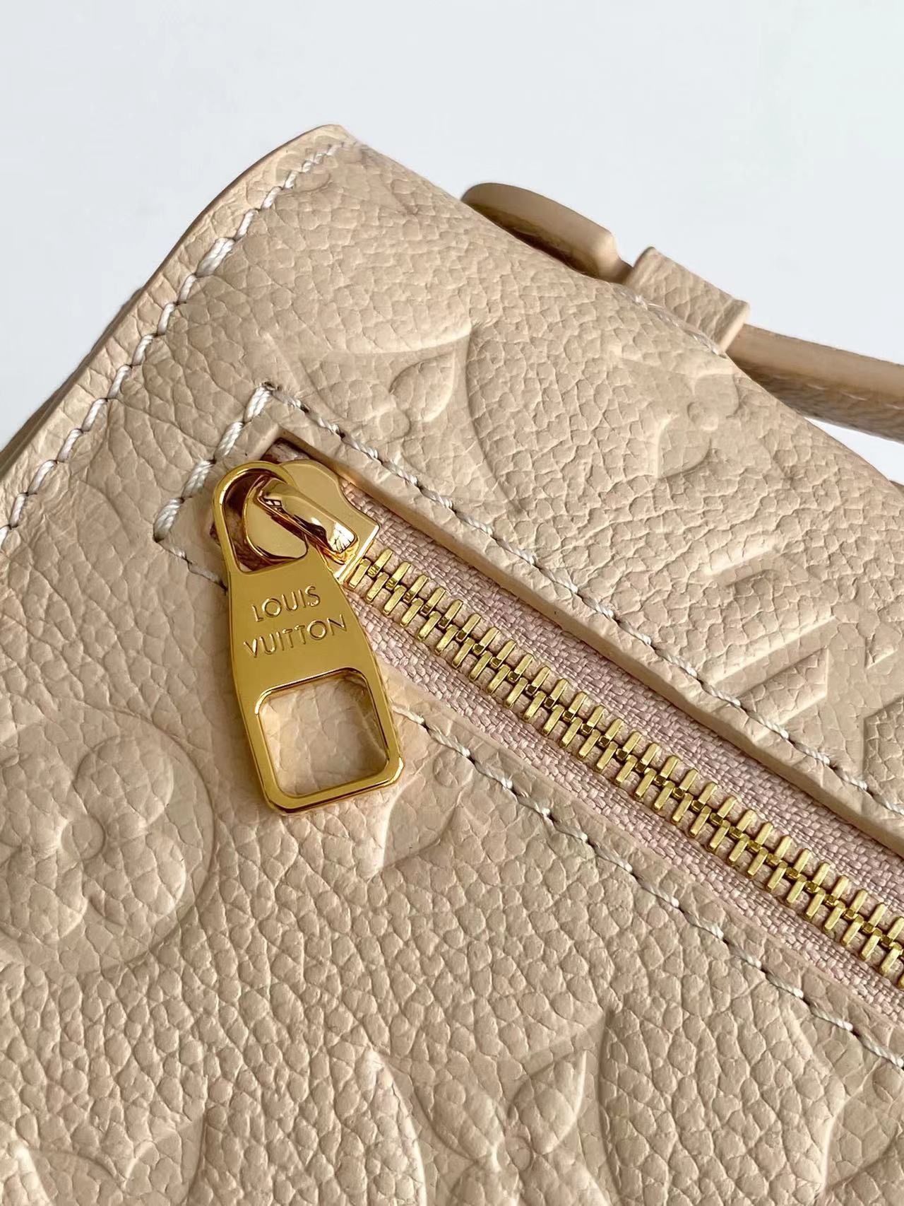 Louis Vuitton M46595 Pochette Métis East West