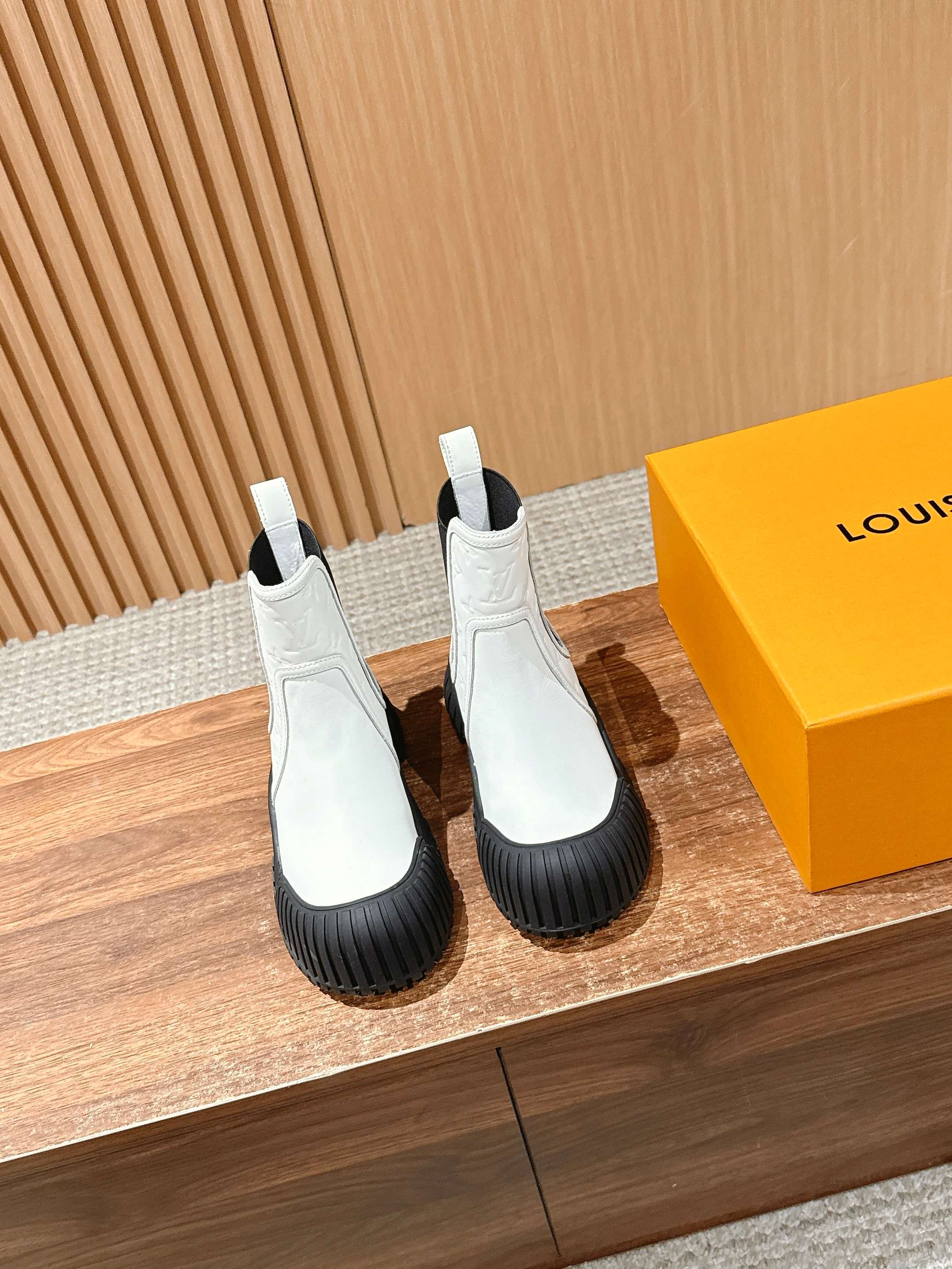 LV 1AB0G2 Ruby Flat Ankle Boots