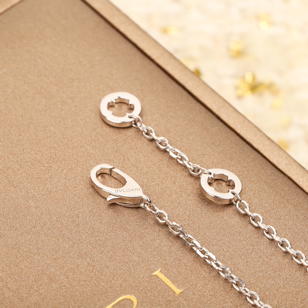 Necklace with diamond petals