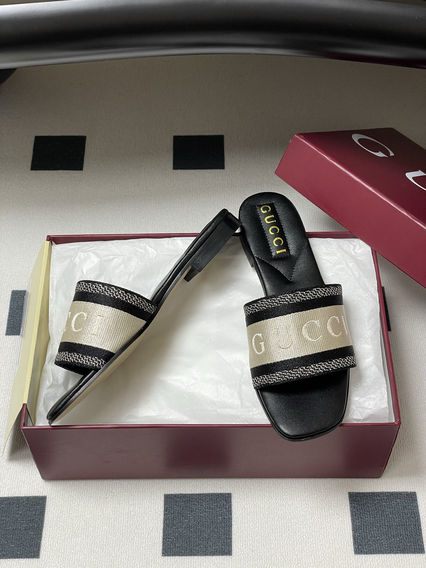 Gucci Letter Embroidered Flat Slippers