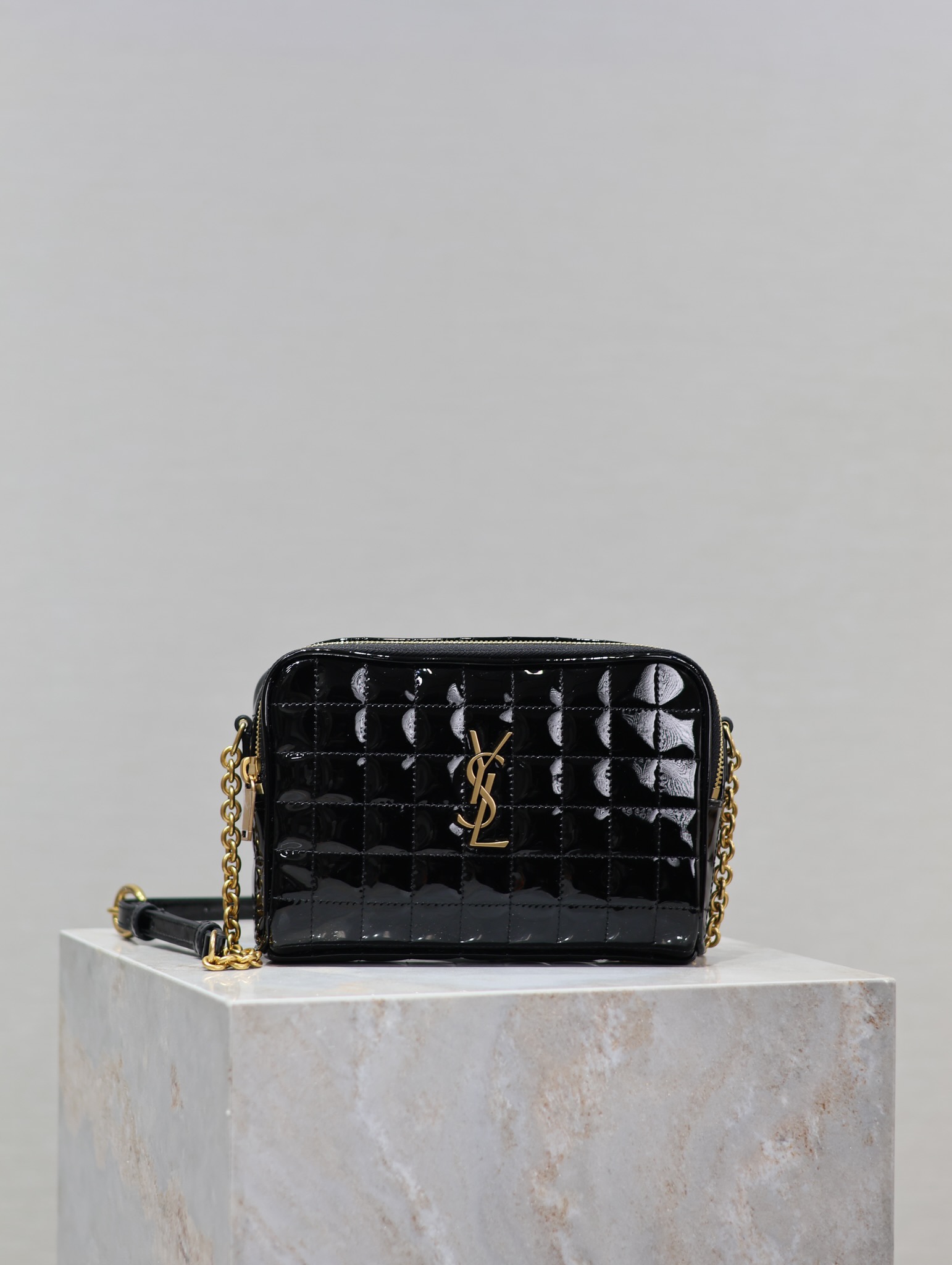 LE CASSANDRE MATELASSÉ CARRÉ Lambskin Camera Bag