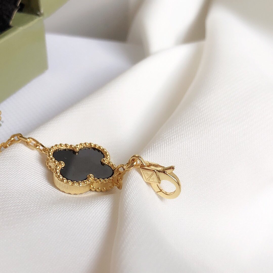 Van Cleef & Arpels top-selling collection – the five-flower clover bracelet!