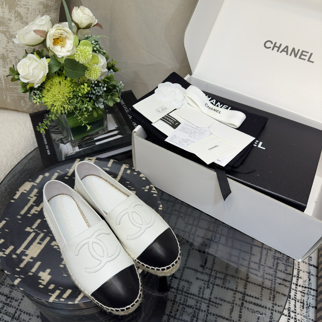 CHANEL Lazy fisherman shoes-white