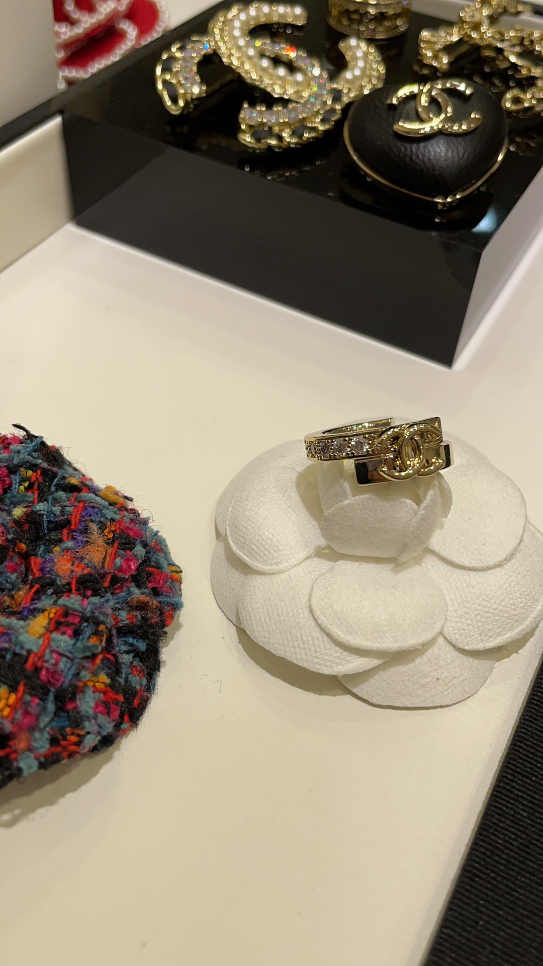 𝑪𝒉𝒂𝒏𝒆𝒍New double-stitched gold double C ring