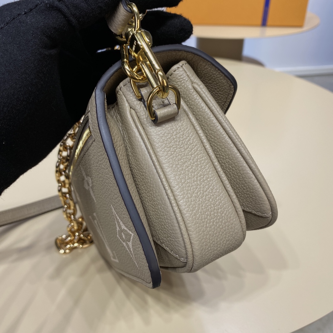 Louis Vuitton M23081 Pochette Métis East West