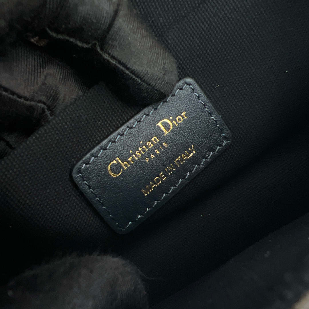 Dior- Clamshell chain bag