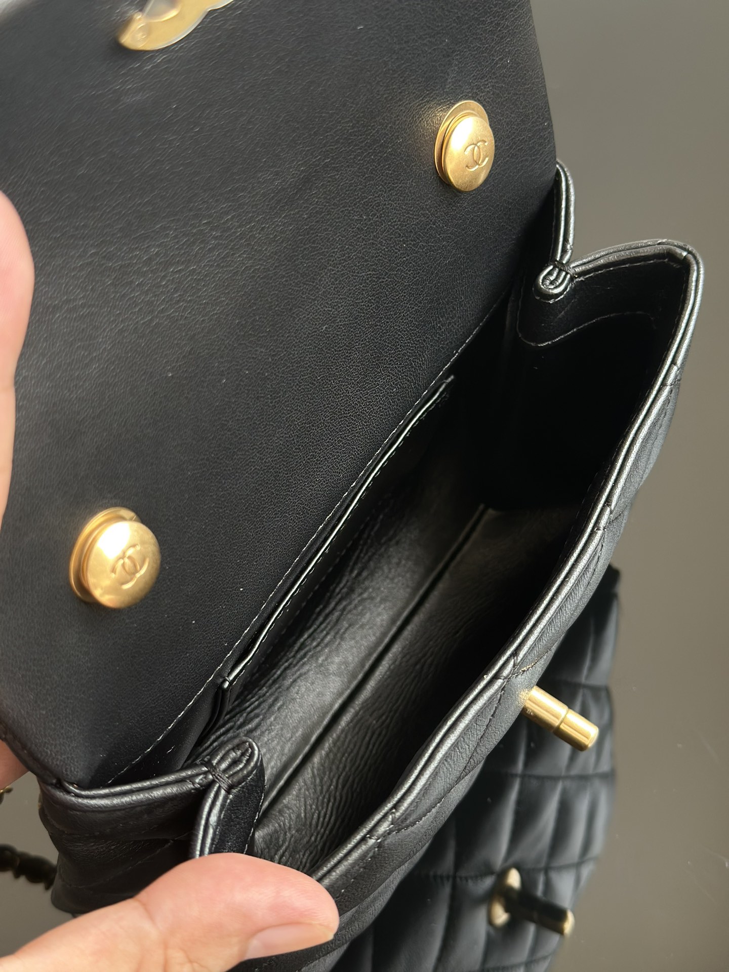 Chanel24a pearl handle flap bag