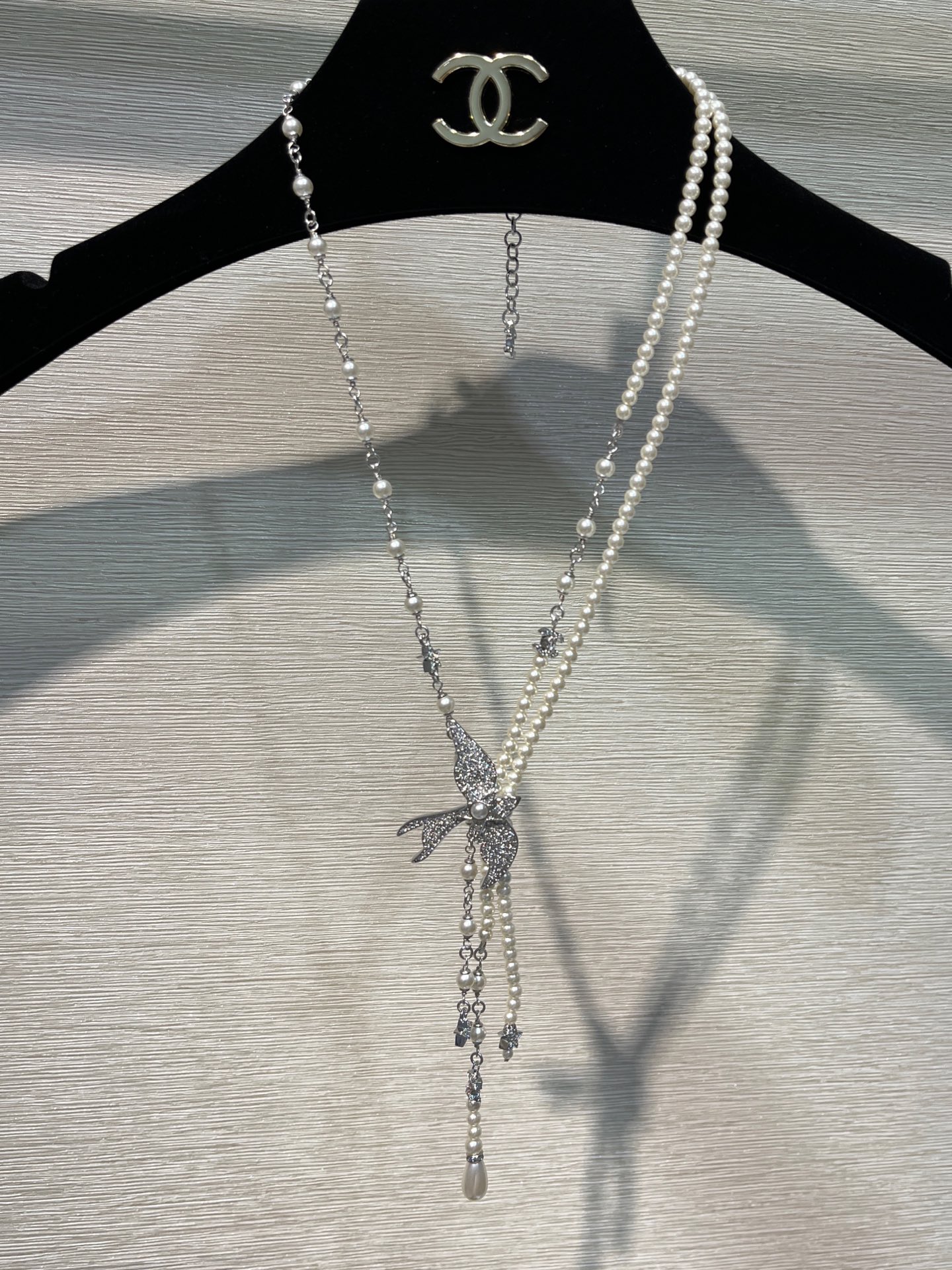 CHANEL 25S New Silver Bird-Inspired Double C Pearl Necklace / Sweater Chain