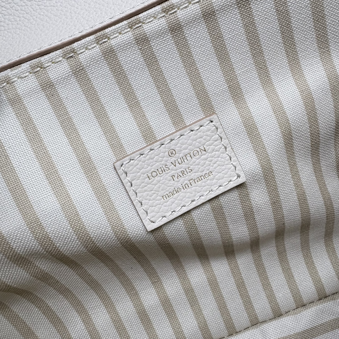 LV M14977 Pochette Métis