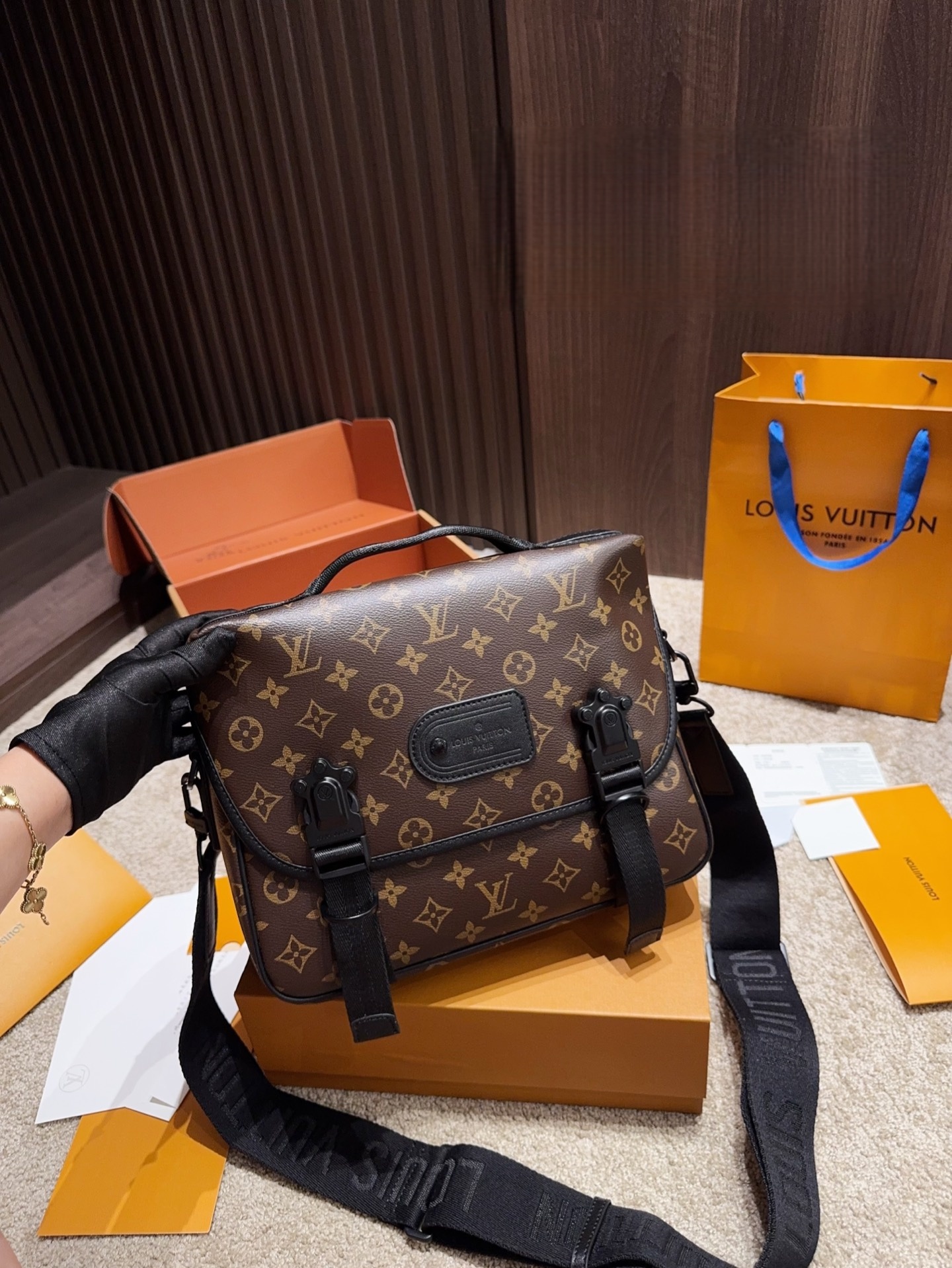 M46972 LV Trail Messenger