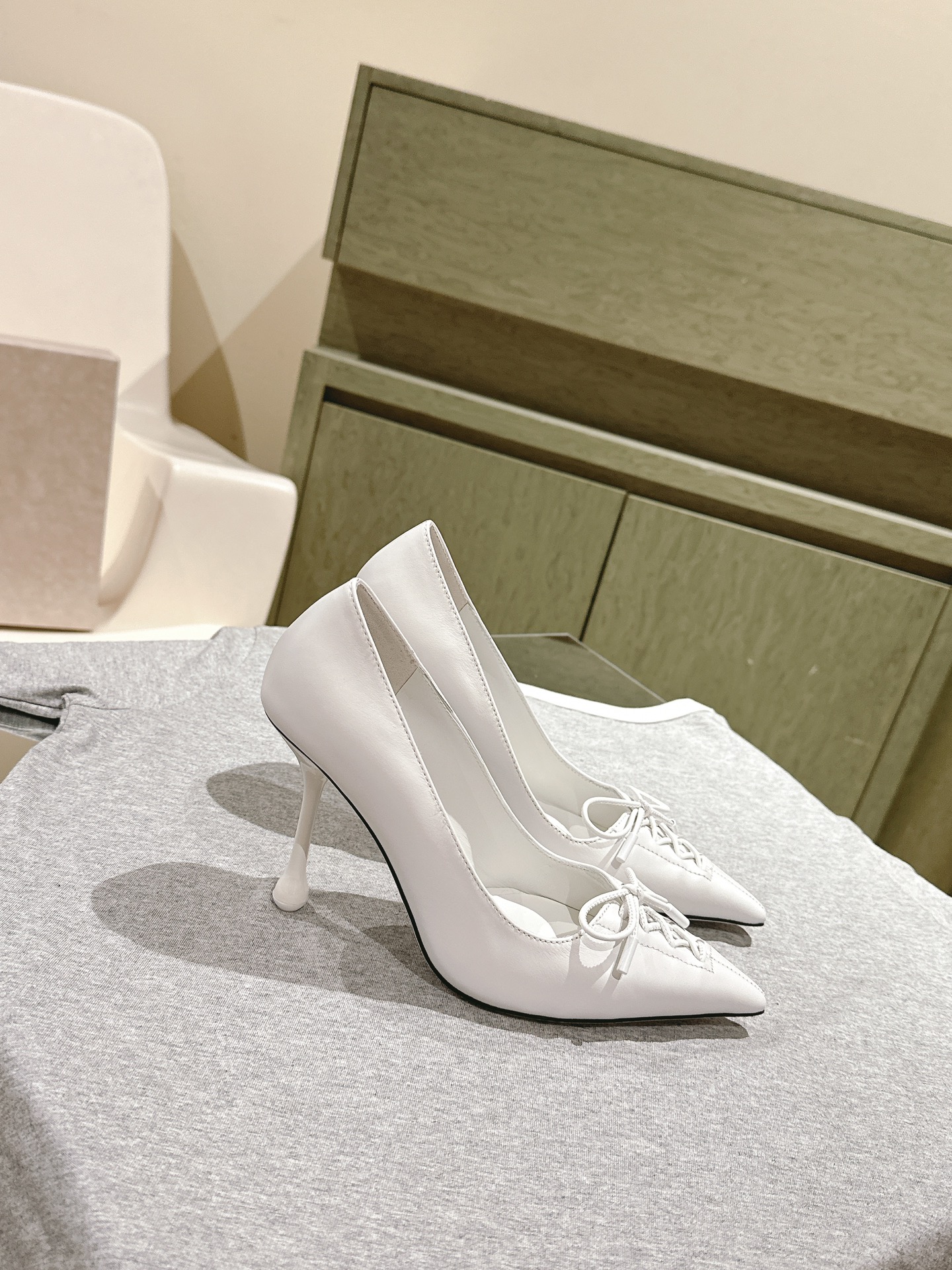 Jimmy Choo | ²⁰²4 𝐬𝐬-White