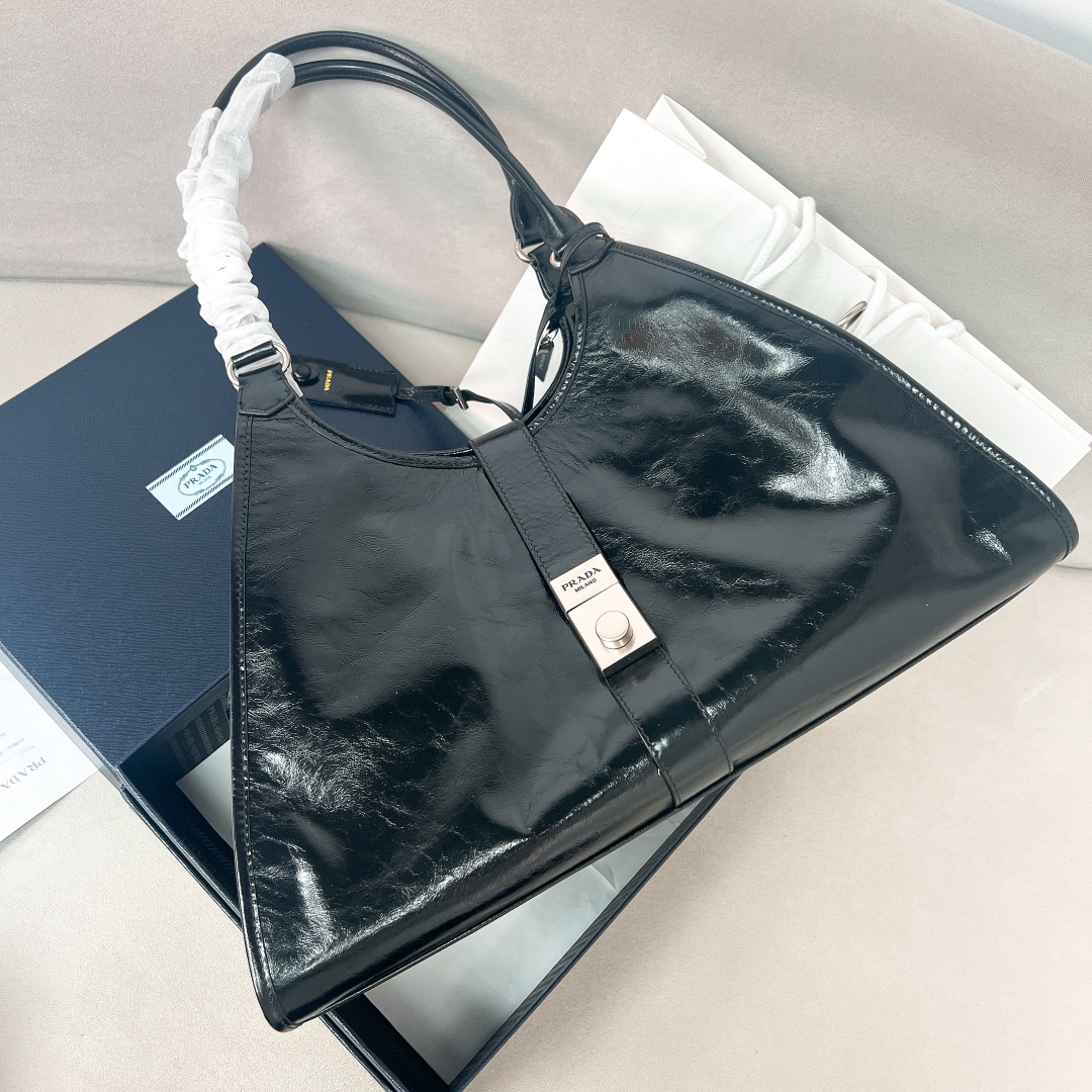 Prada- 2025 Oil-Wax Leather Signature Bag 1BG570