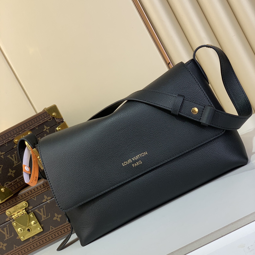 LV M13148 Low Key Messenger