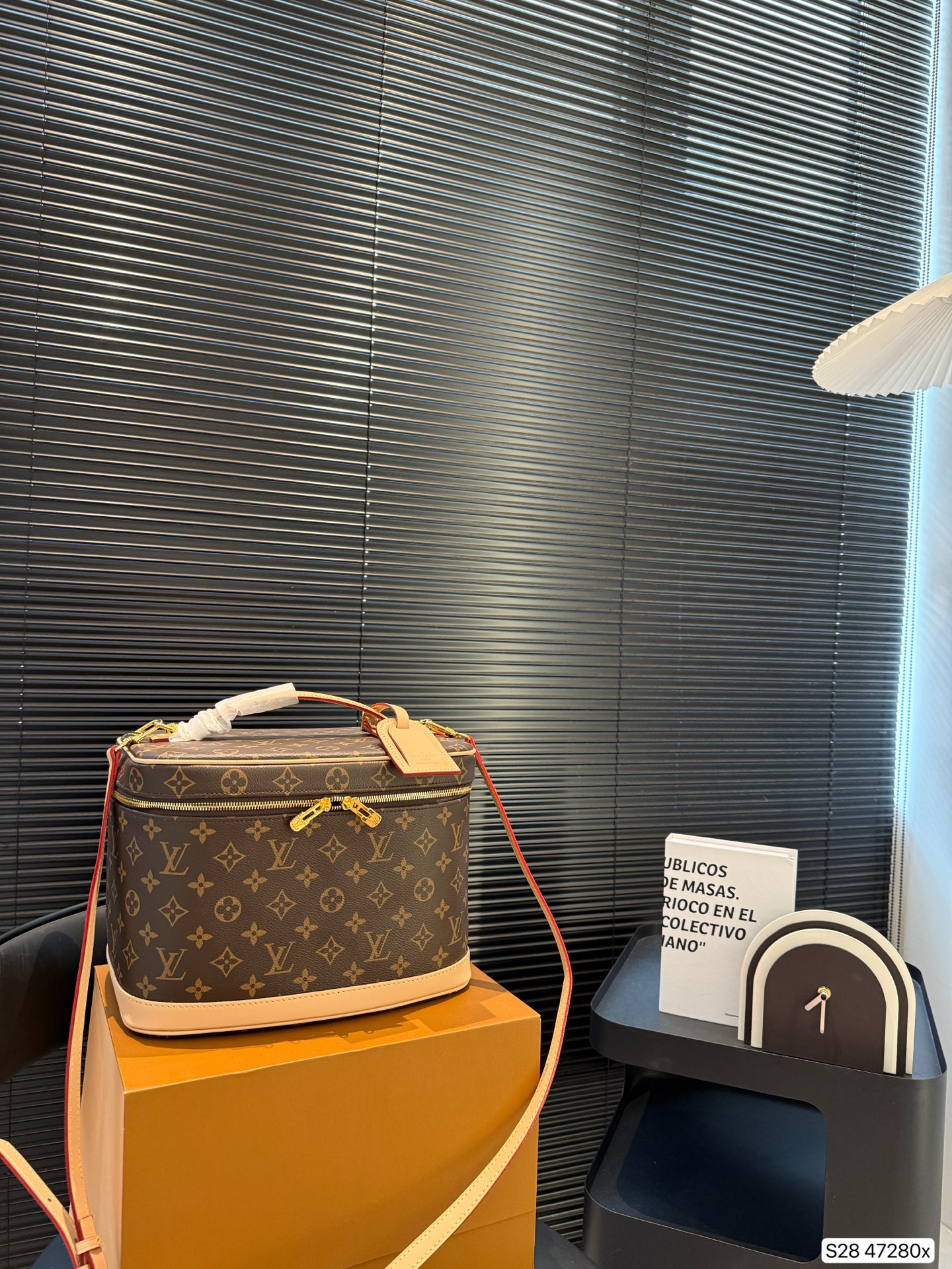 LV M44935 Nice Vanity