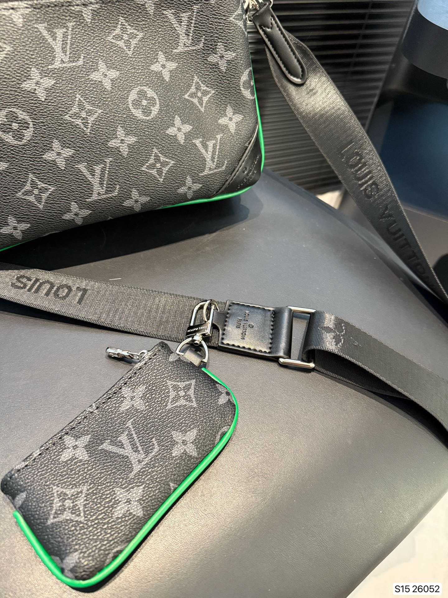 LV M26052 Trio Messenger