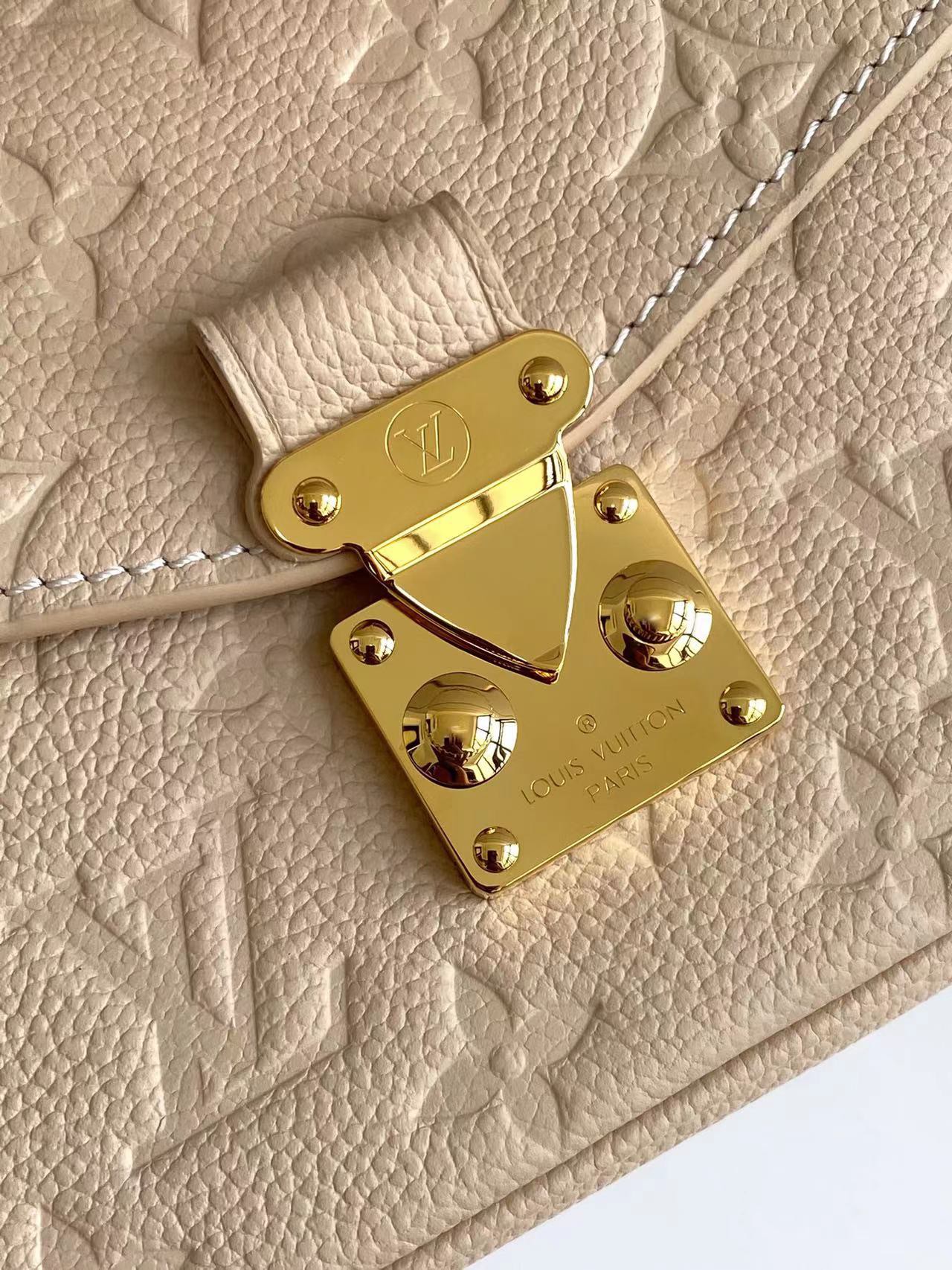 Louis Vuitton M46595 Pochette Métis East West