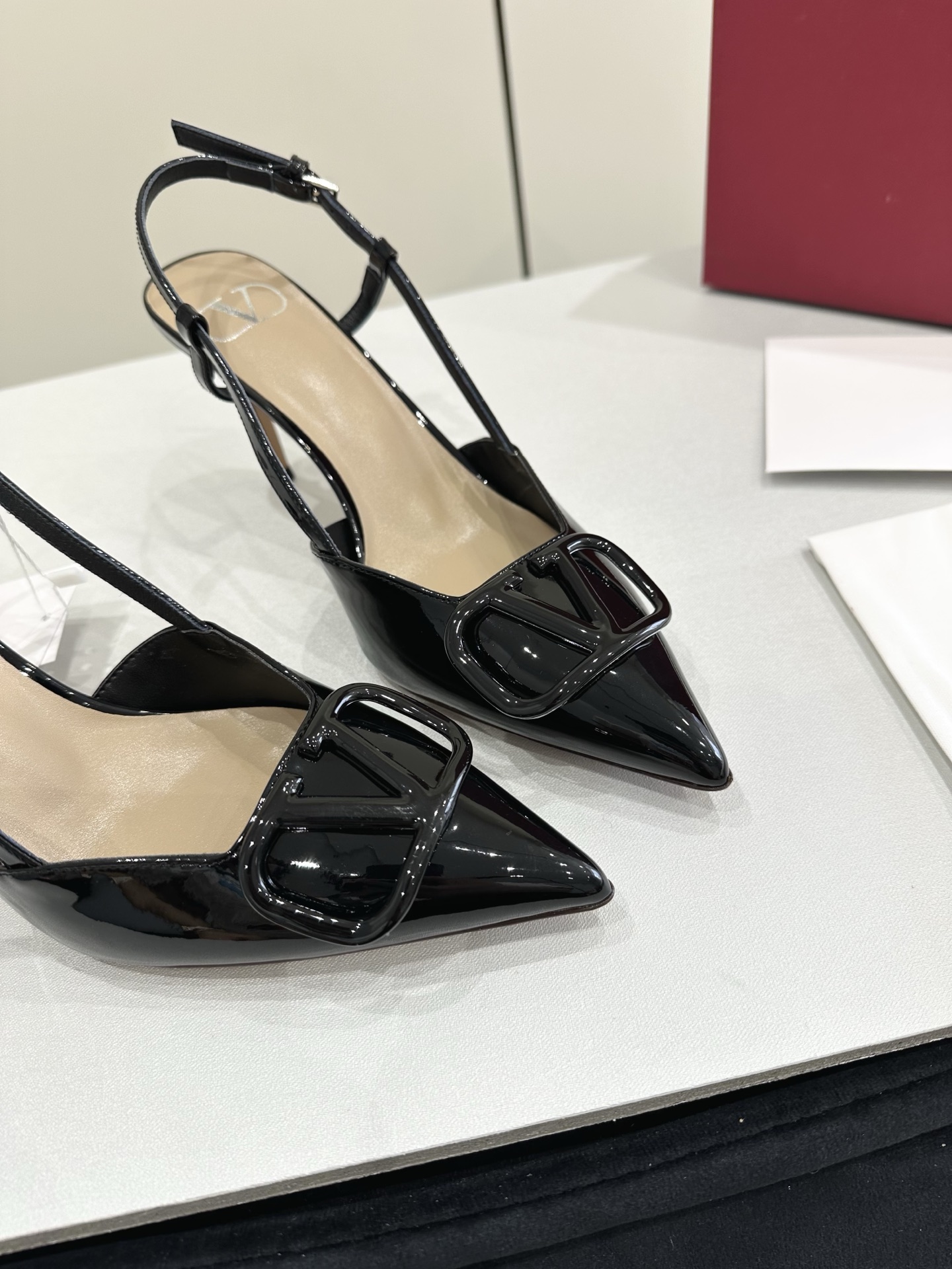 Valentino Garavani vlogo slingback pumps