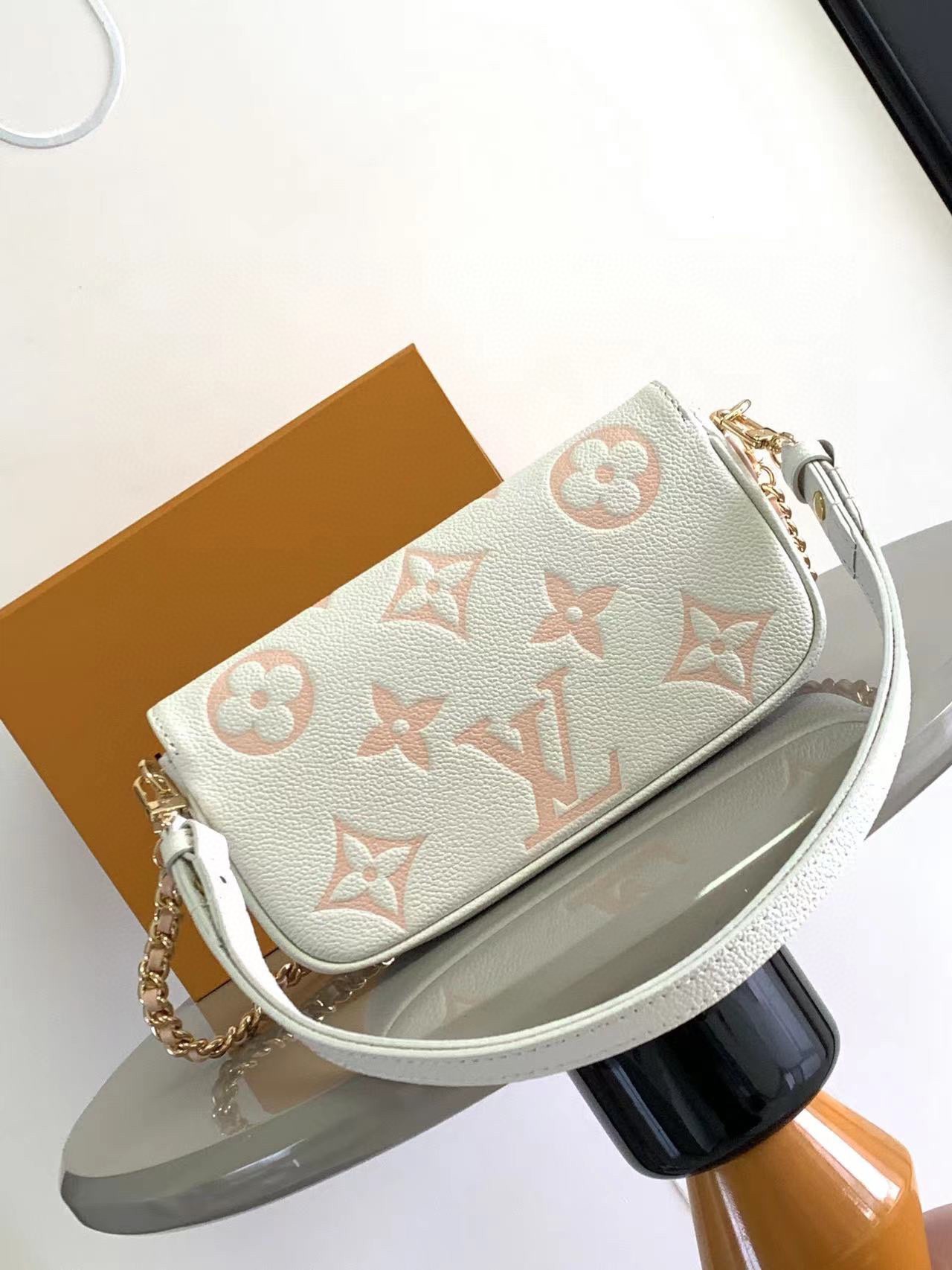 LV M82210 M81911 Wallet on Chain Ivy