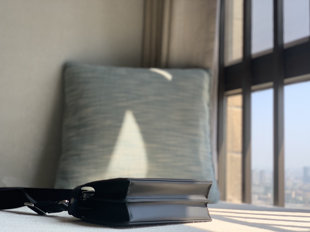 Peekaboo ISeeU XCross Handbag